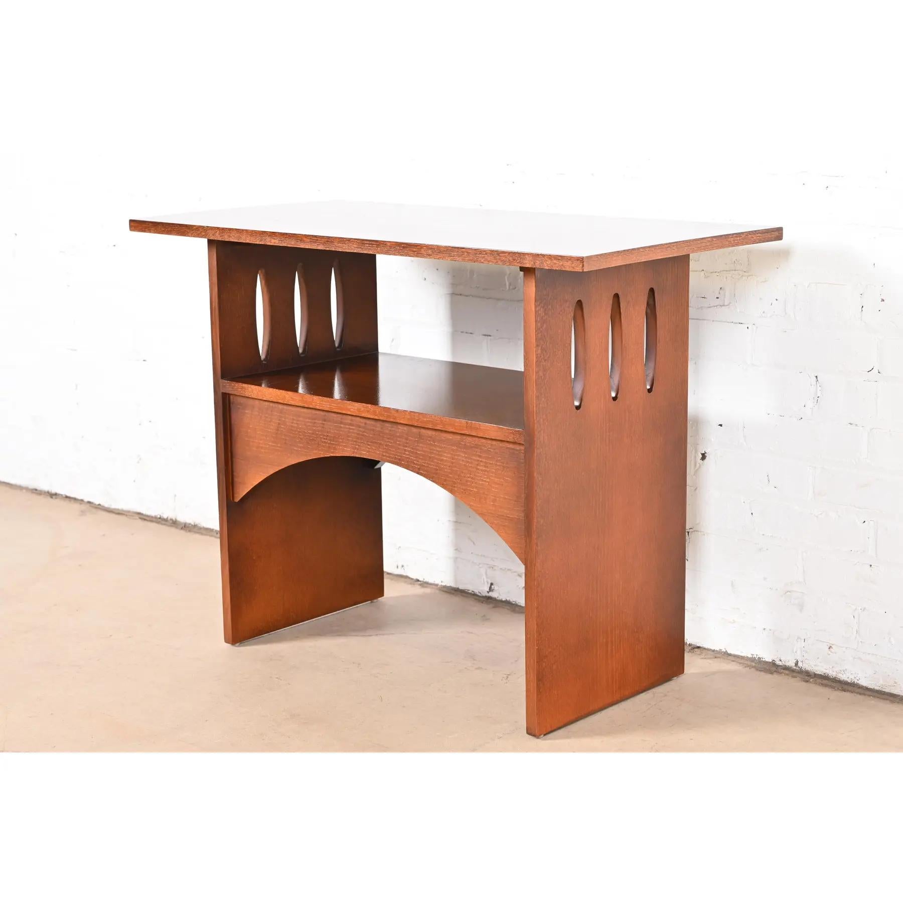 Américain Console ou table d'appoint Mission en chêne Arts & Crafts à deux niveaux de style Limbert en vente