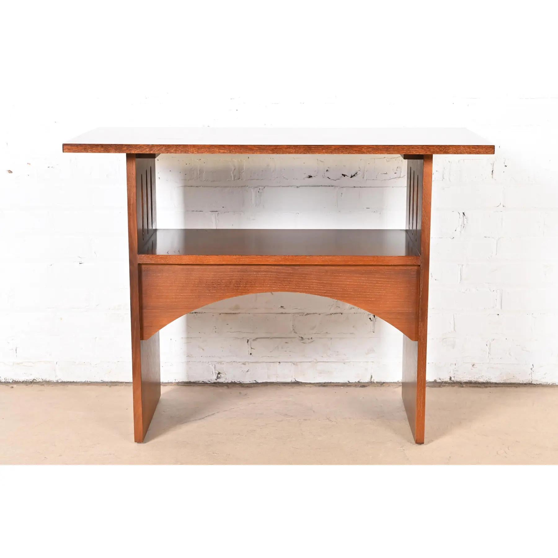 20ième siècle Console ou table d'appoint Mission en chêne Arts & Crafts à deux niveaux de style Limbert en vente
