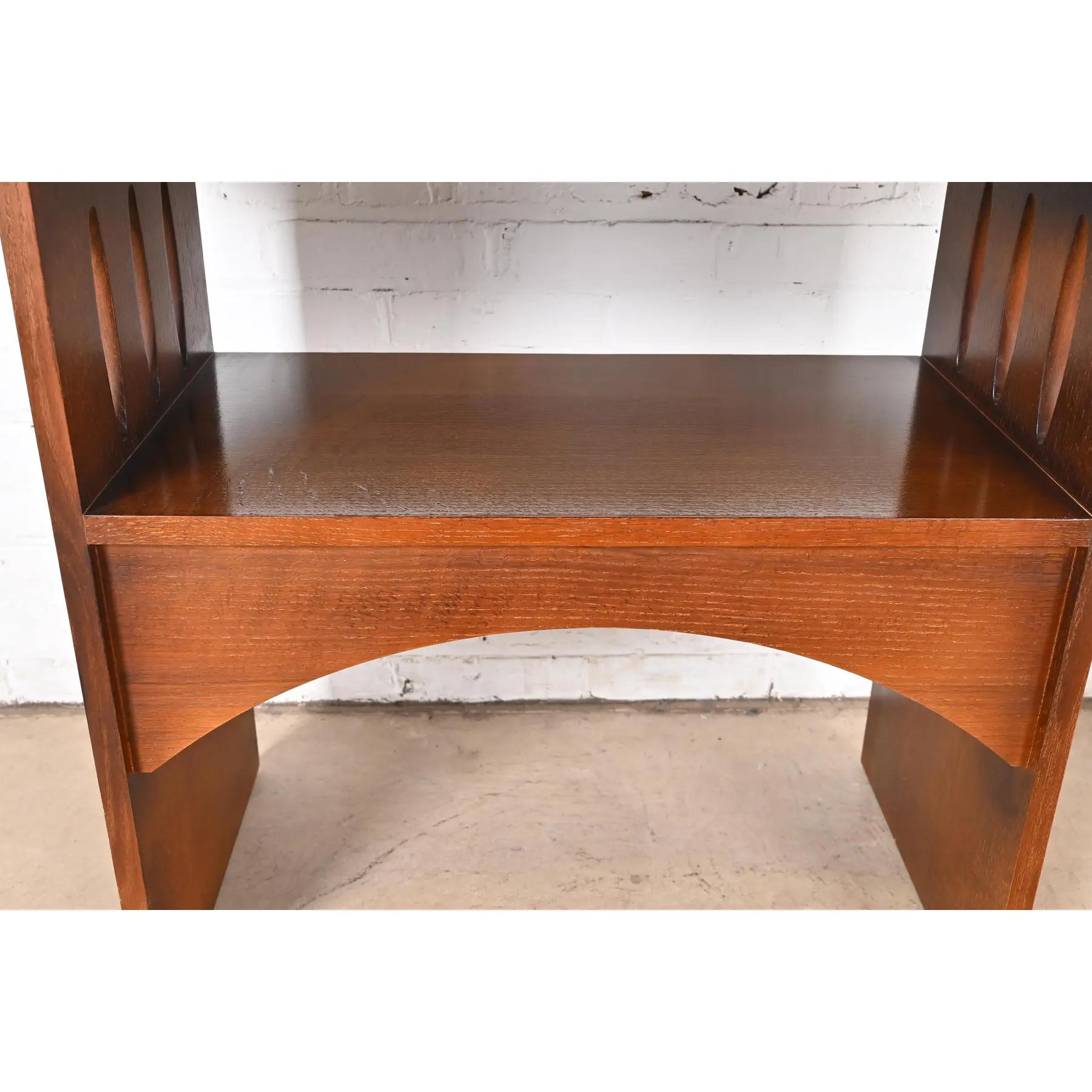 Console ou table d'appoint Mission en chêne Arts & Crafts à deux niveaux de style Limbert en vente 1