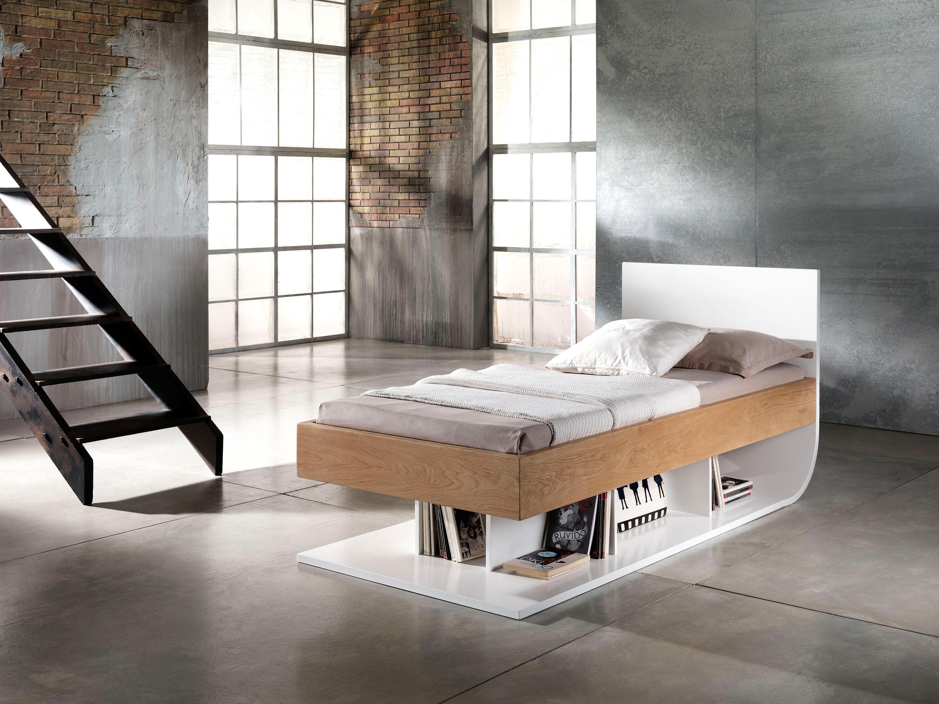 Limbo-Bett von Francesco Profili
Abmessungen: B 110 x T 210 x H 95 cm 
MATERIALIEN: Eiche, deckend lackiertes MDF.

Ein klares und reines Bett mit einer starken Eichenstruktur und Latten, das sich auf natürliche Weise mit einem weichen und zarten