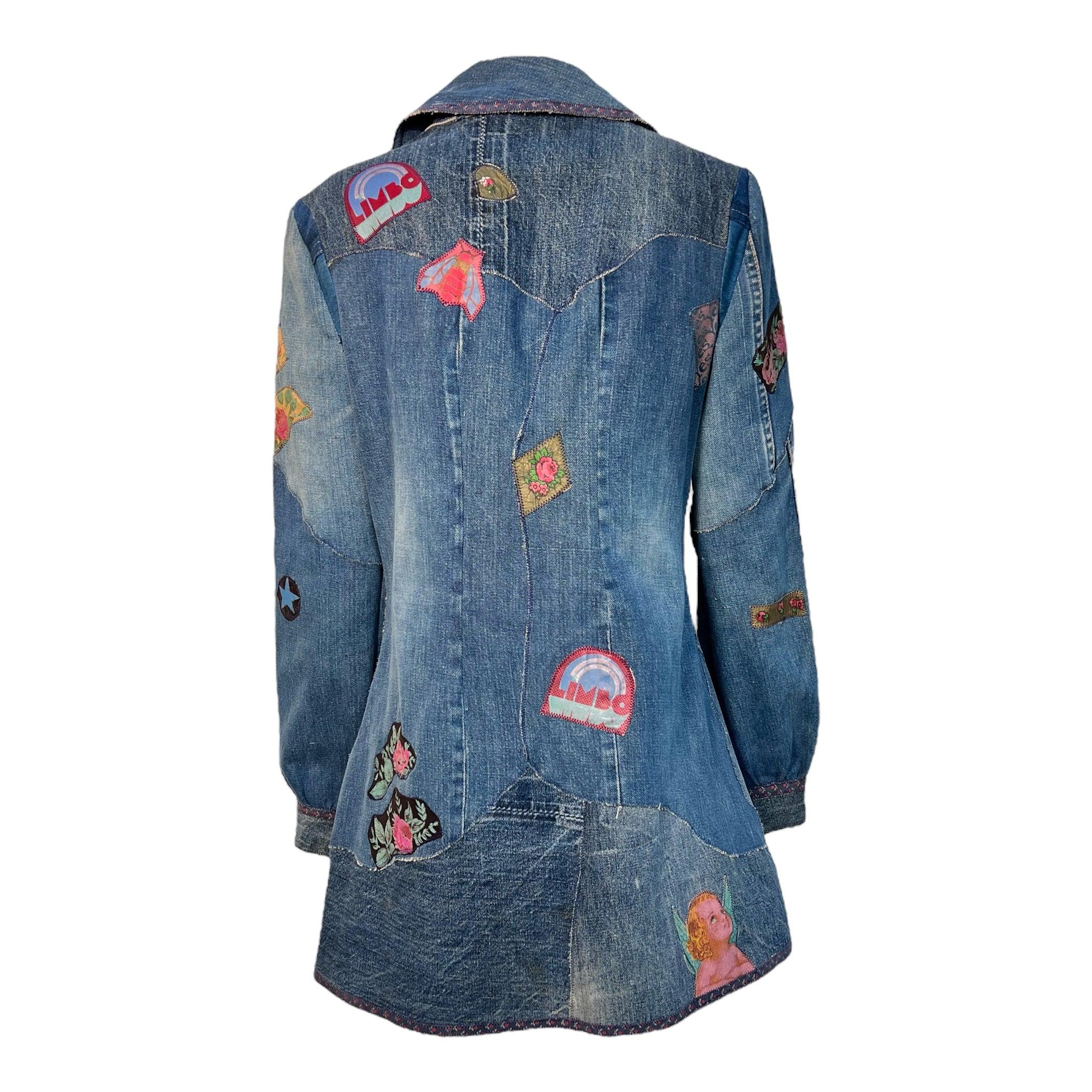 Increíble cápsula del tiempo de una de las épocas más flamantes de la moda. Chaqueta vaquera con apliques de Limbo de los años 70. Limbo, la famosa tienda de ropa vintage de St. Marks Place, en el East Village, a finales de los 60 y principios de