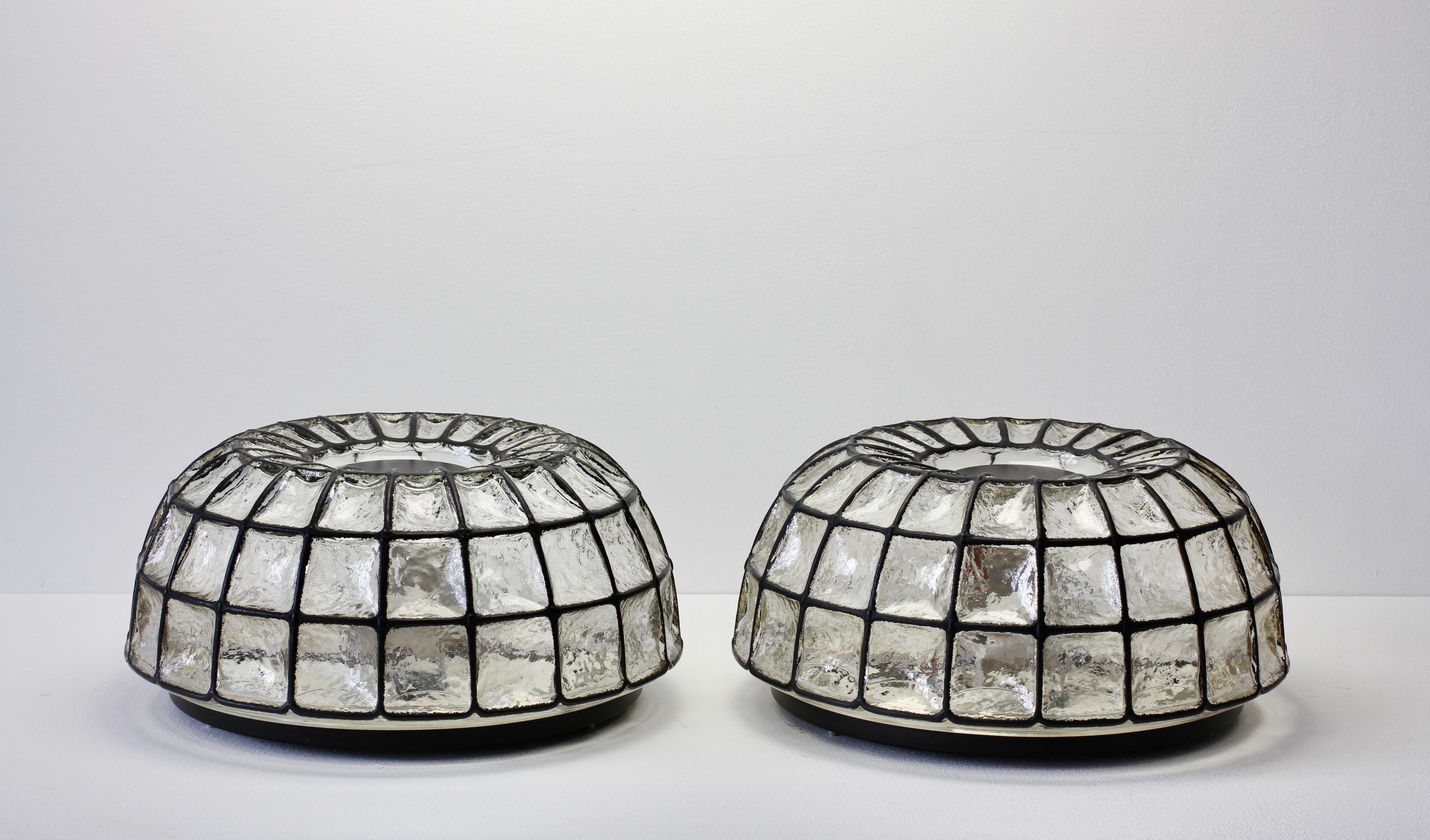 Ein Paar der seltenen, extra großen Paar Midcentury modern Vintage minimal runden gewölbten geometrischen geformten flush mount Wand oder Decke Licht / Lampenhalterungen von Glashütte Limburg, Deutschland, um 1965. Das wabenförmige Blasenglas wölbt