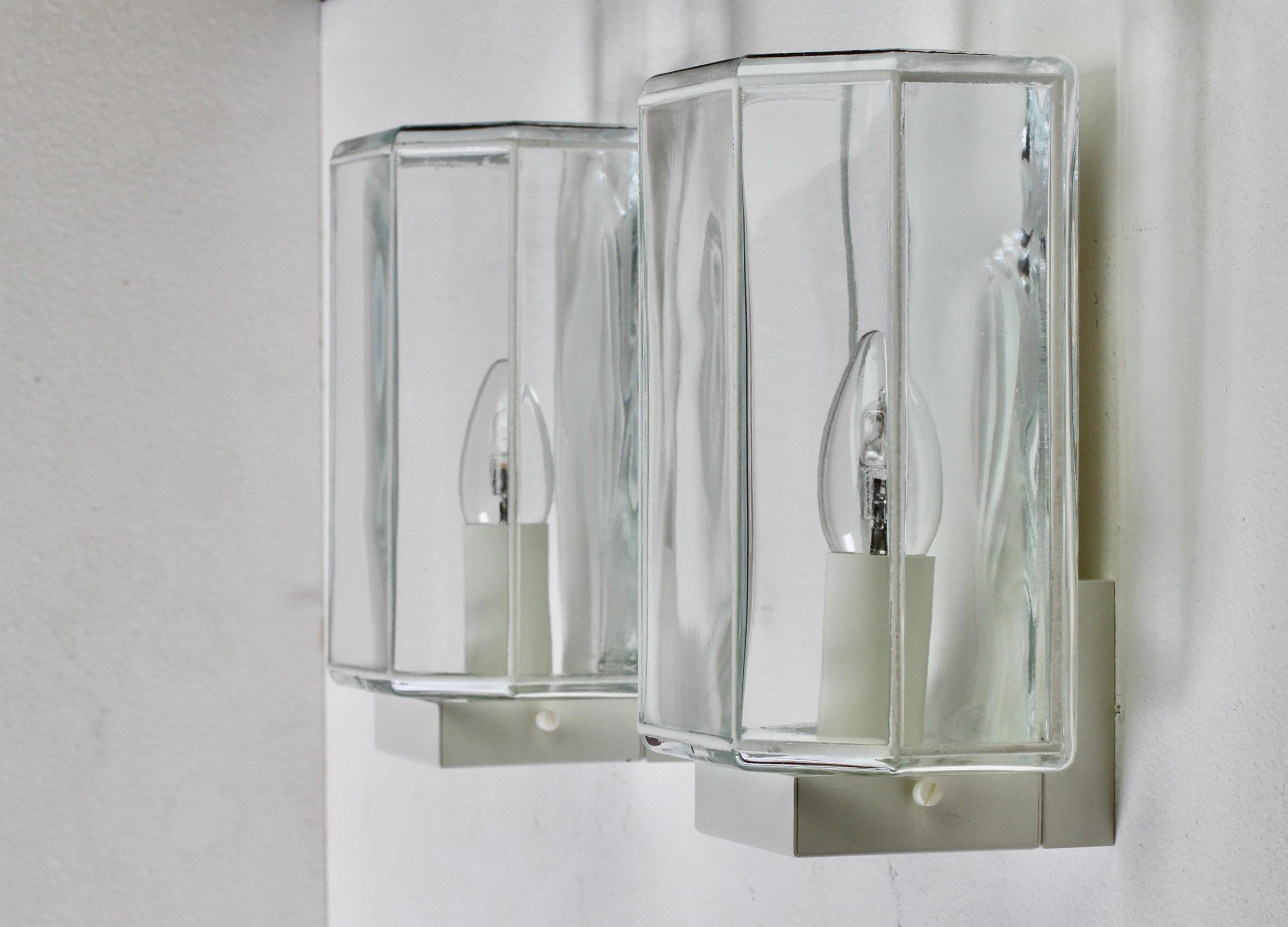 Limburg 1 des 3 paires d'appliques suédoises des années 1970, de style minimaliste, en verre blanc et transparent en vente 2