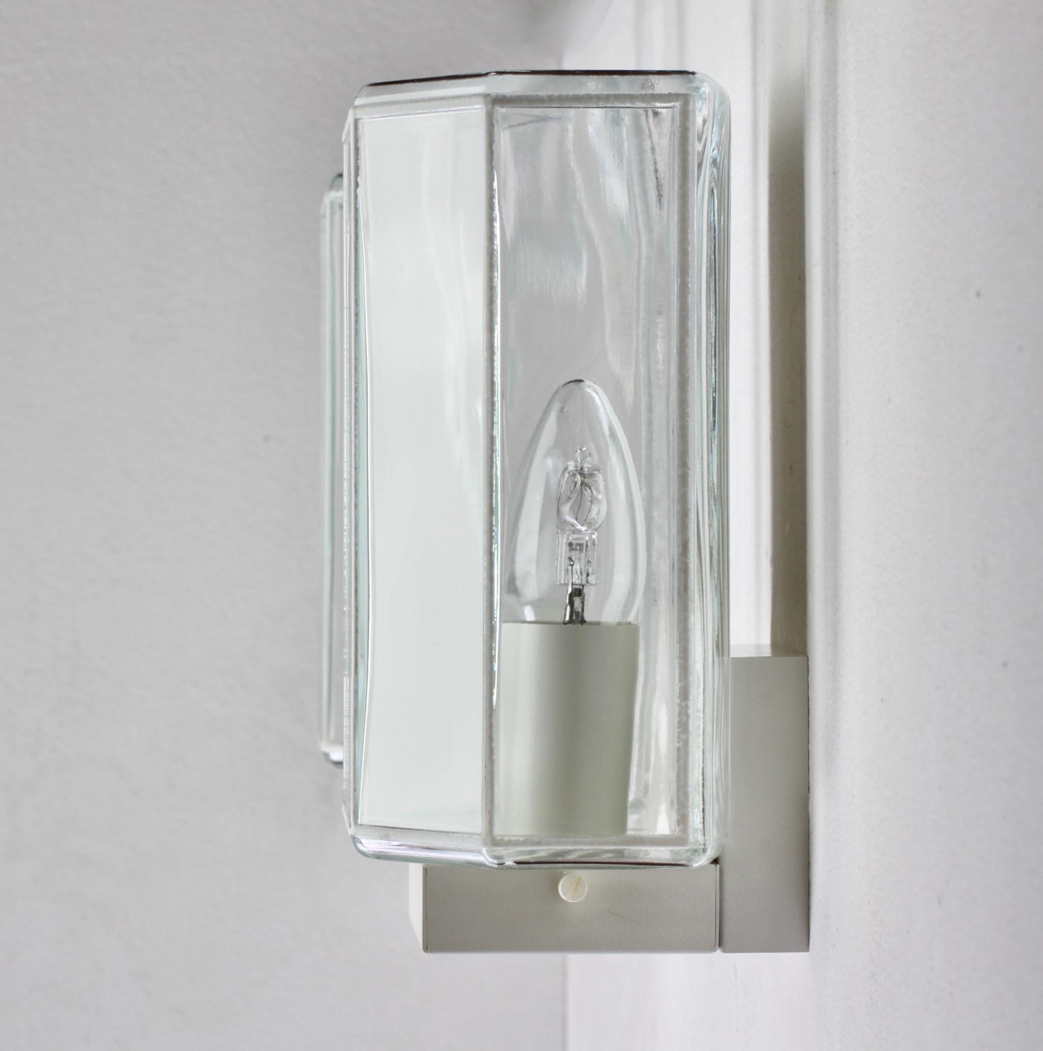 Mid-Century Modern Limburg 1 des 3 paires d'appliques suédoises des années 1970, de style minimaliste, en verre blanc et transparent en vente