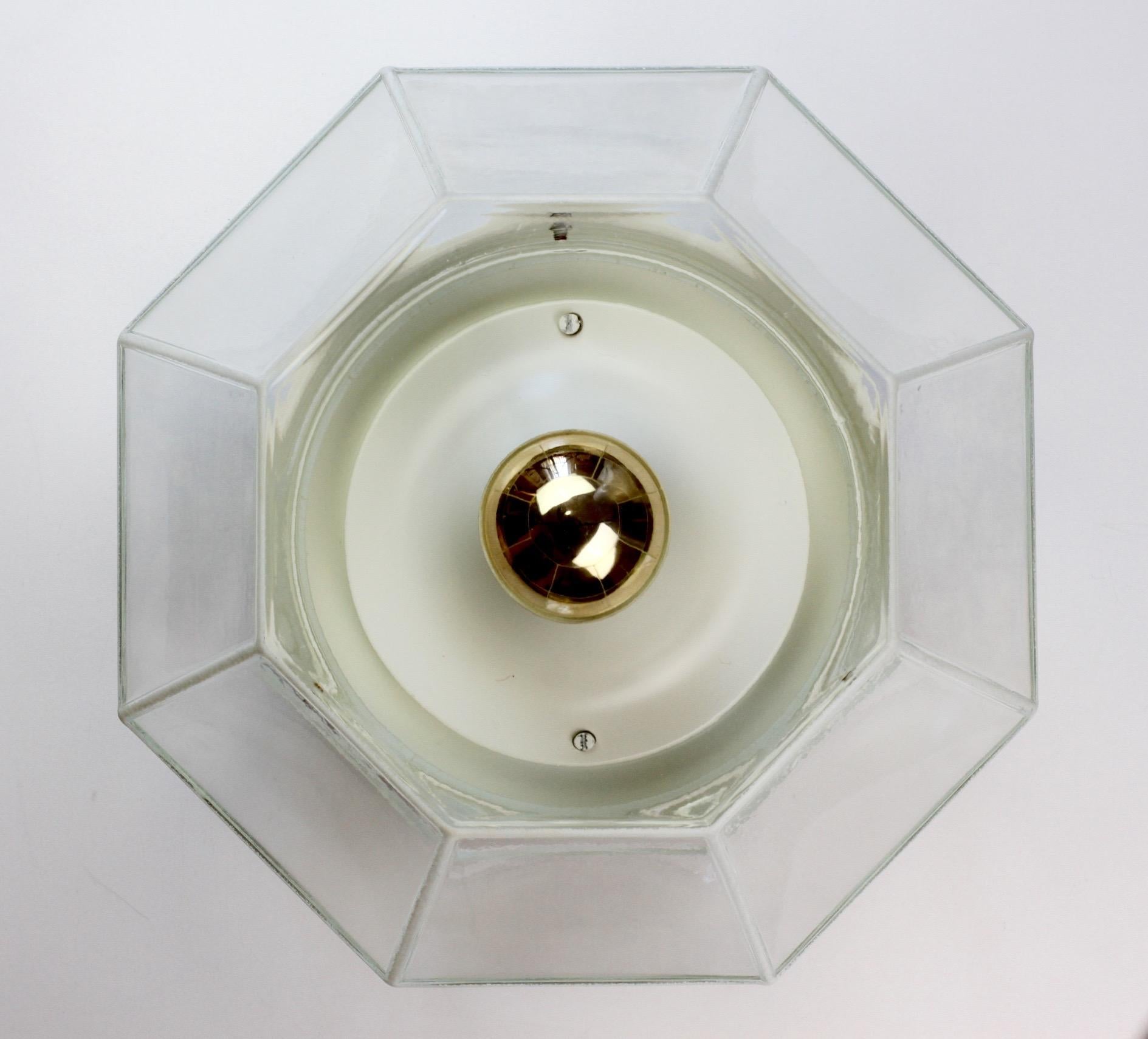 L'un des cinq luminaires muraux ou plafonniers à encastrer vintage et minimaliste de fabrication allemande par Glashütte Limburg, vers 1970. Le design minimaliste simple, mais frappant, aux lignes épurées, est intemporel et s'intègre aussi bien dans
