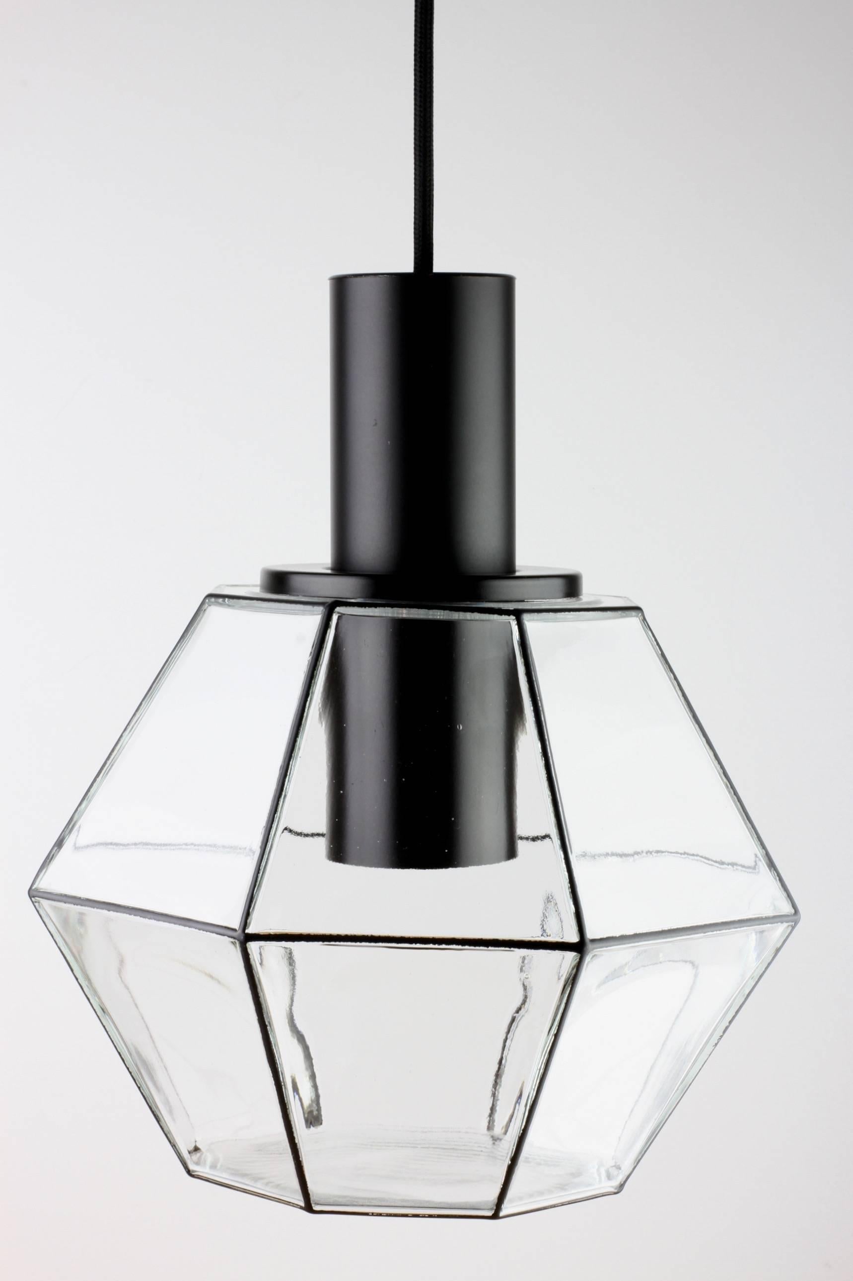 Limburg 1 von 10 minimalistischen geometrischen schwarzen und klaren Glas-Pendelleuchten, ca. 1970er Jahre (Moderne der Mitte des Jahrhunderts) im Angebot