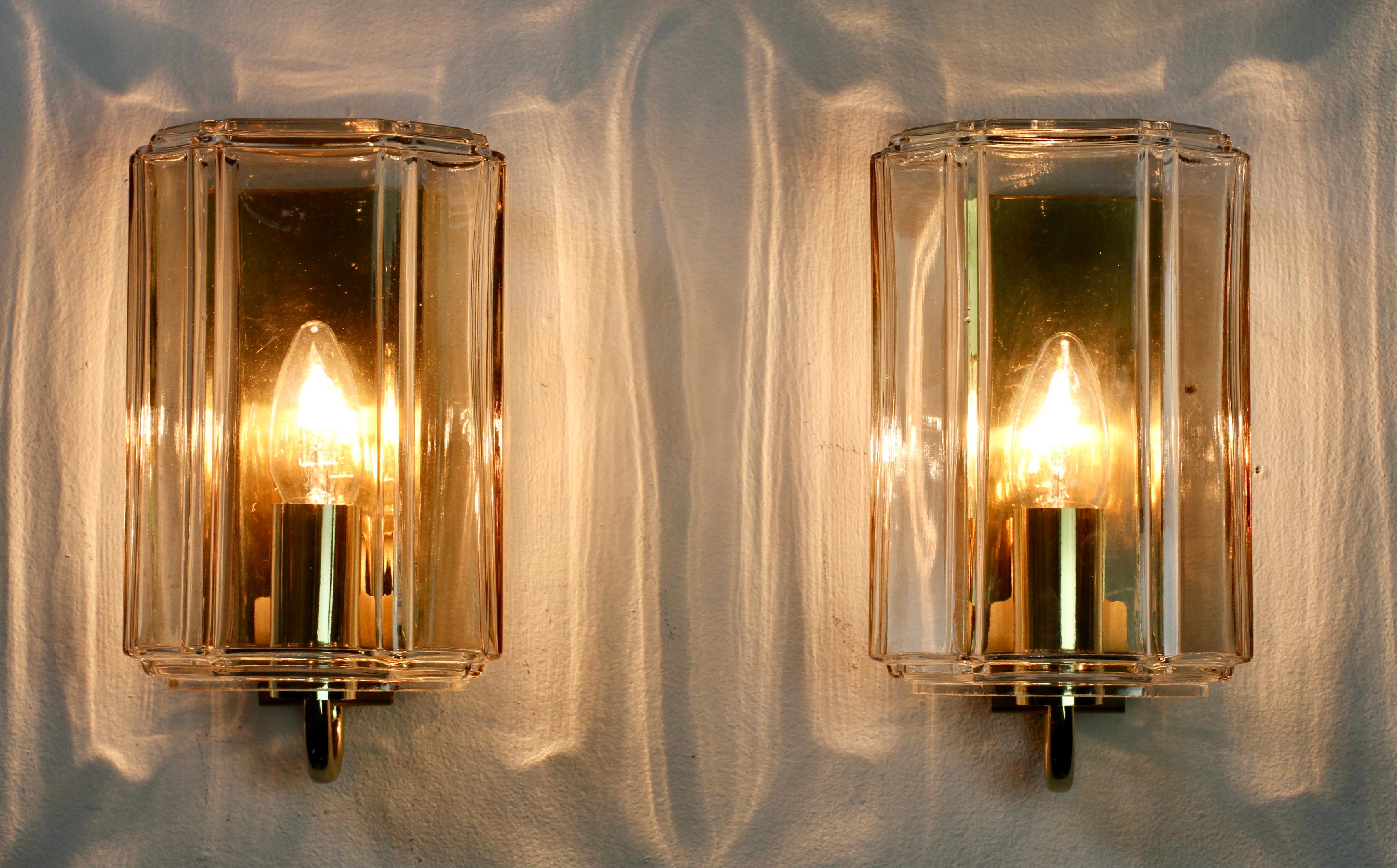 Limburg 1 von 6 Wandleuchten aus klarem 'Topas'-Glas und Messing aus der Jahrhundertmitte der 1970er Jahre (20. Jahrhundert) im Angebot