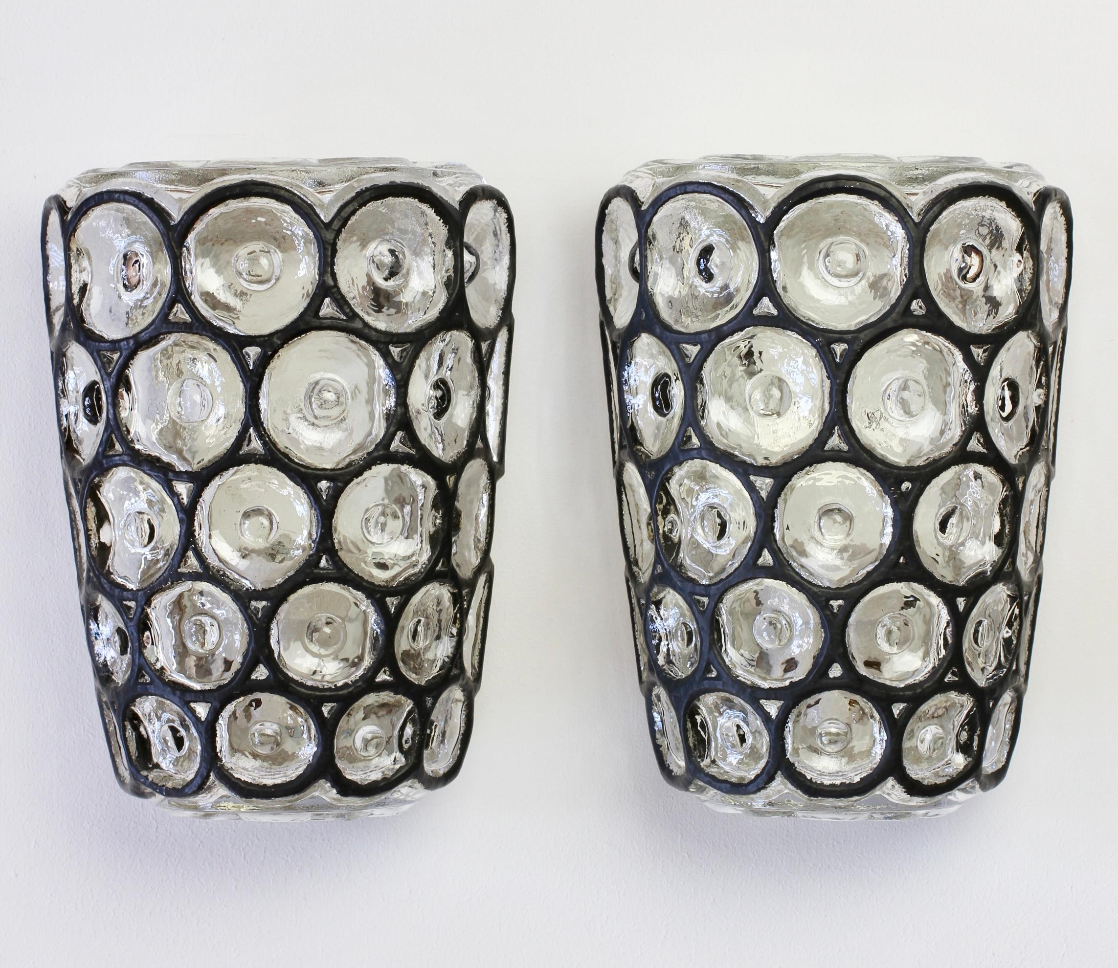 Uno de los seis raros pares de apliques o candelabros de pared de estilo farol de la época moderna de mediados de siglo, fabricados en Alemania por Glashütte Limburg, hacia 1960. Presenta un grueso vidrio soplado de boca gruesa con anillos de