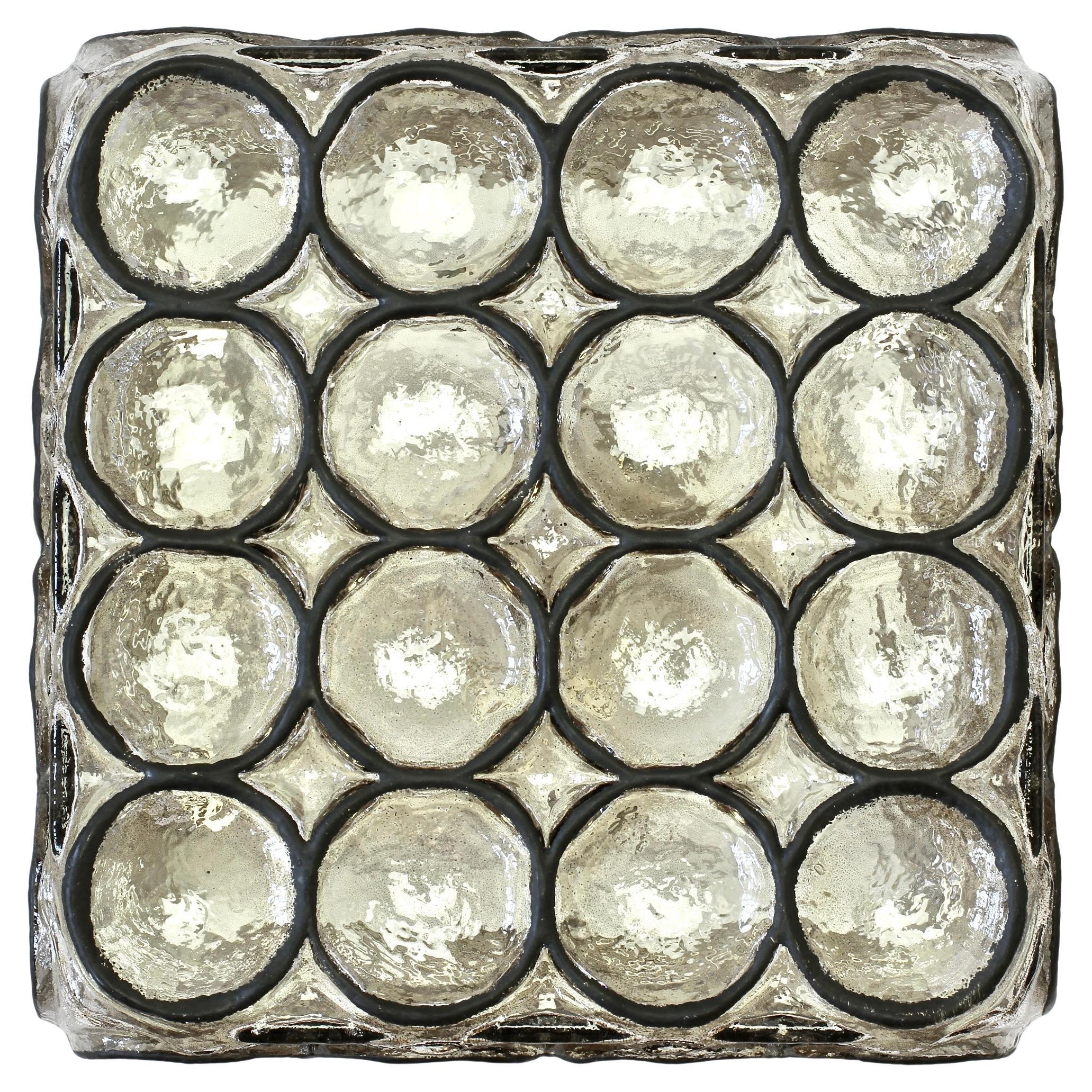 L'une des quatre lampes/appliques à encastrer en verre et anneaux carrés en fer de la collection Mid-Century Modern de Glashütte Limburg, Allemagne, circa 1965. Ces lampes, fabriquées en Allemagne, se caractérisent par un verre épais et lourd