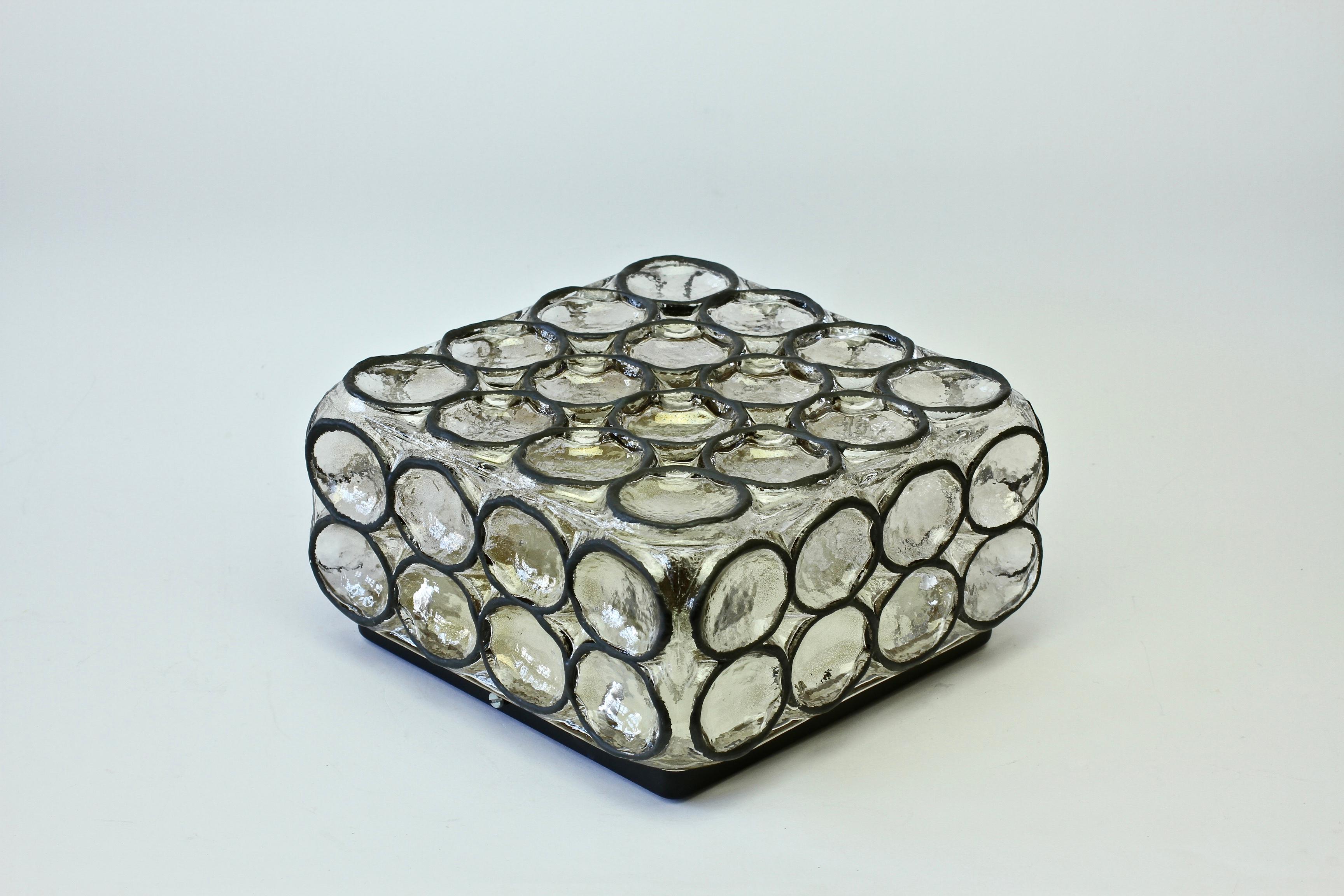 Limburg 1 of a 4 Luminaire à encastrer du milieu du siècle, carré, en fer, avec anneaux en verre, années 1960 Bon état - En vente à Landau an der Isar, Bayern