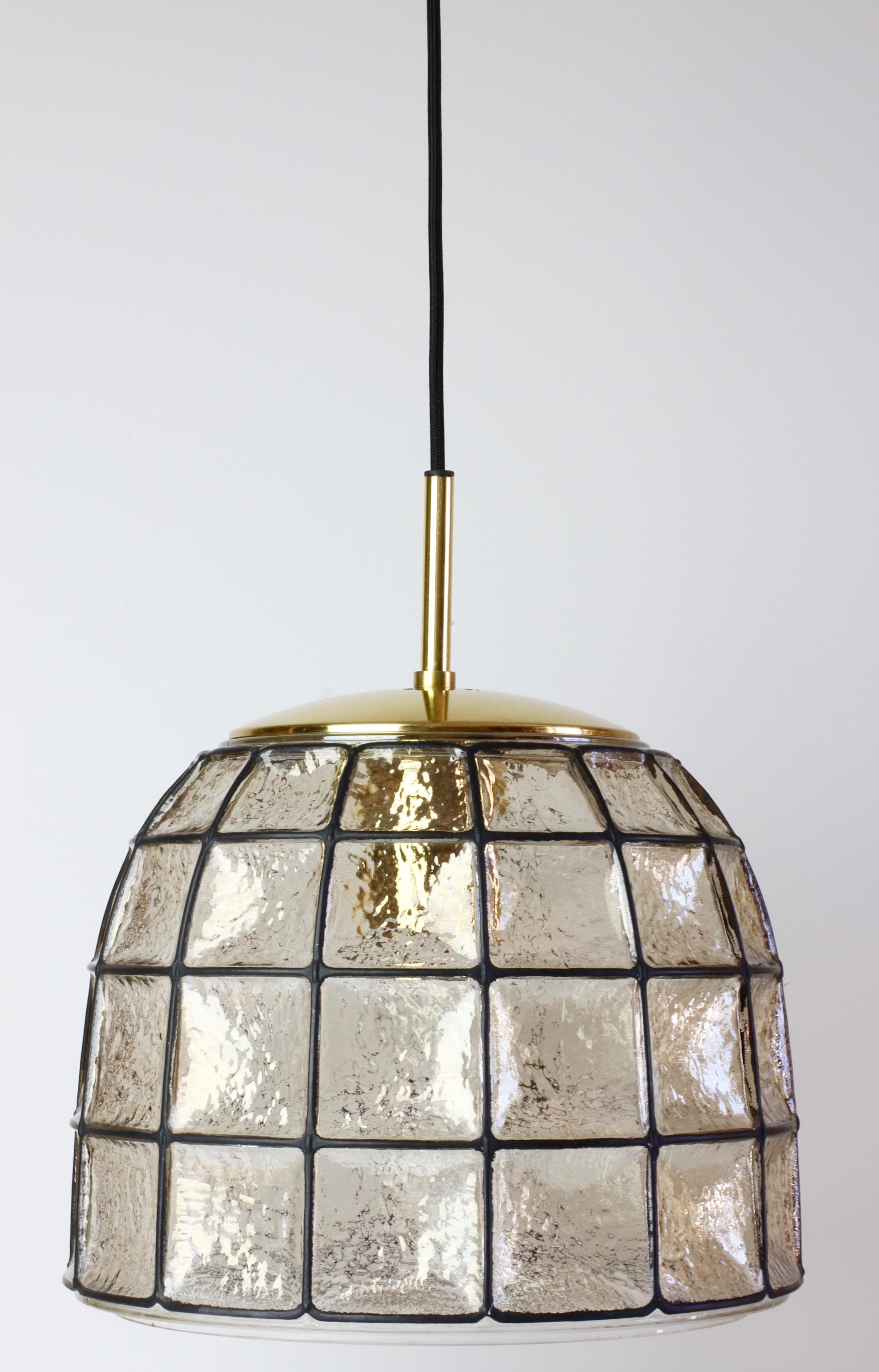 Magnifique suspension de plafond de forme géométrique, minimaliste et simple, de fabrication allemande, datant du milieu du siècle dernier, avec quincaillerie en laiton, Glashütte Limburg, Allemagne, circa 1965. Le verre bulle alvéolé est légèrement