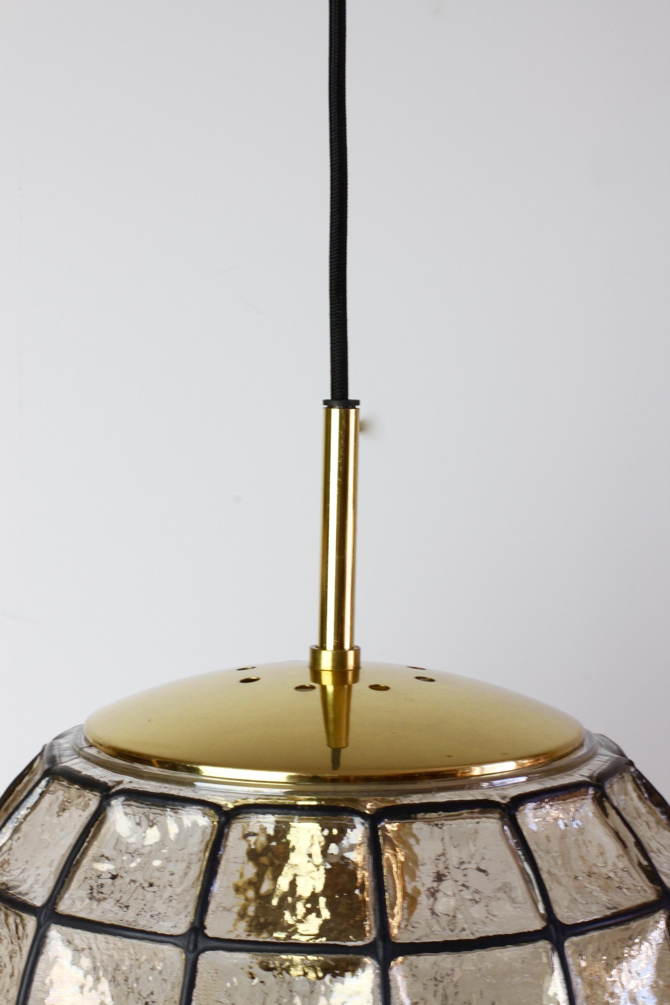 Lights Mid-Century Modern 1960s Black Iron & Glass Honeycomb Bell Bell Light (lampe à cloche en nid d'abeille en fer et verre) en vente 1