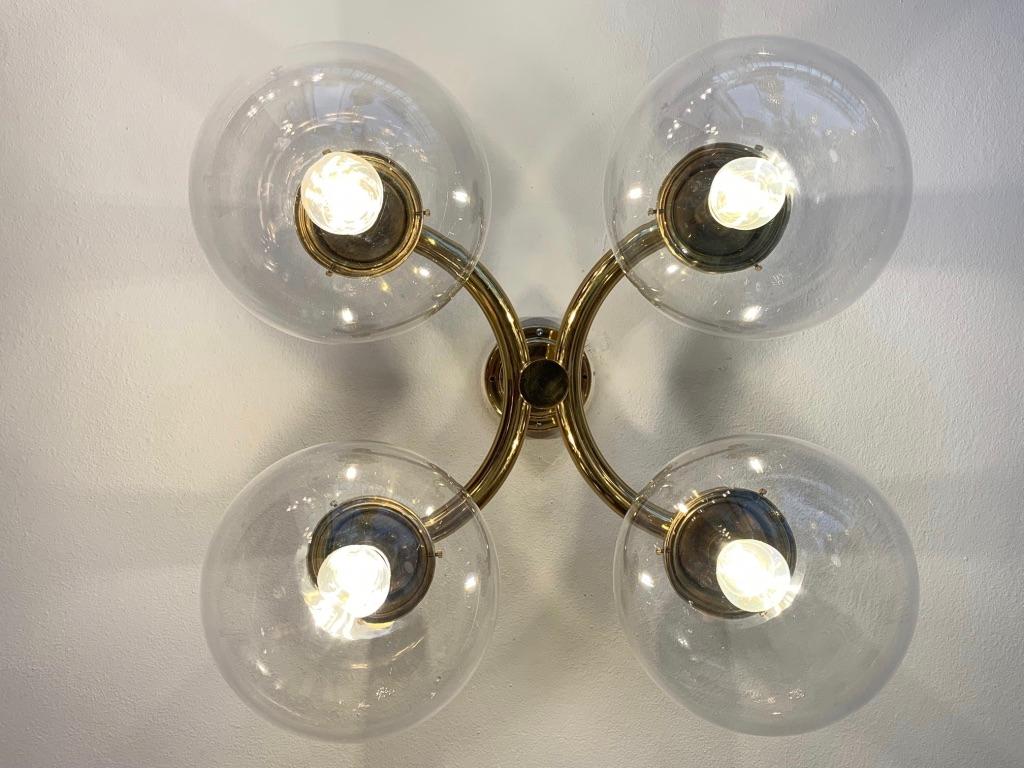 Limburg brass and glass flush mount lamp.
4 clear glass and brass structure
Measures: 80 cm diameter, 40 cm high.