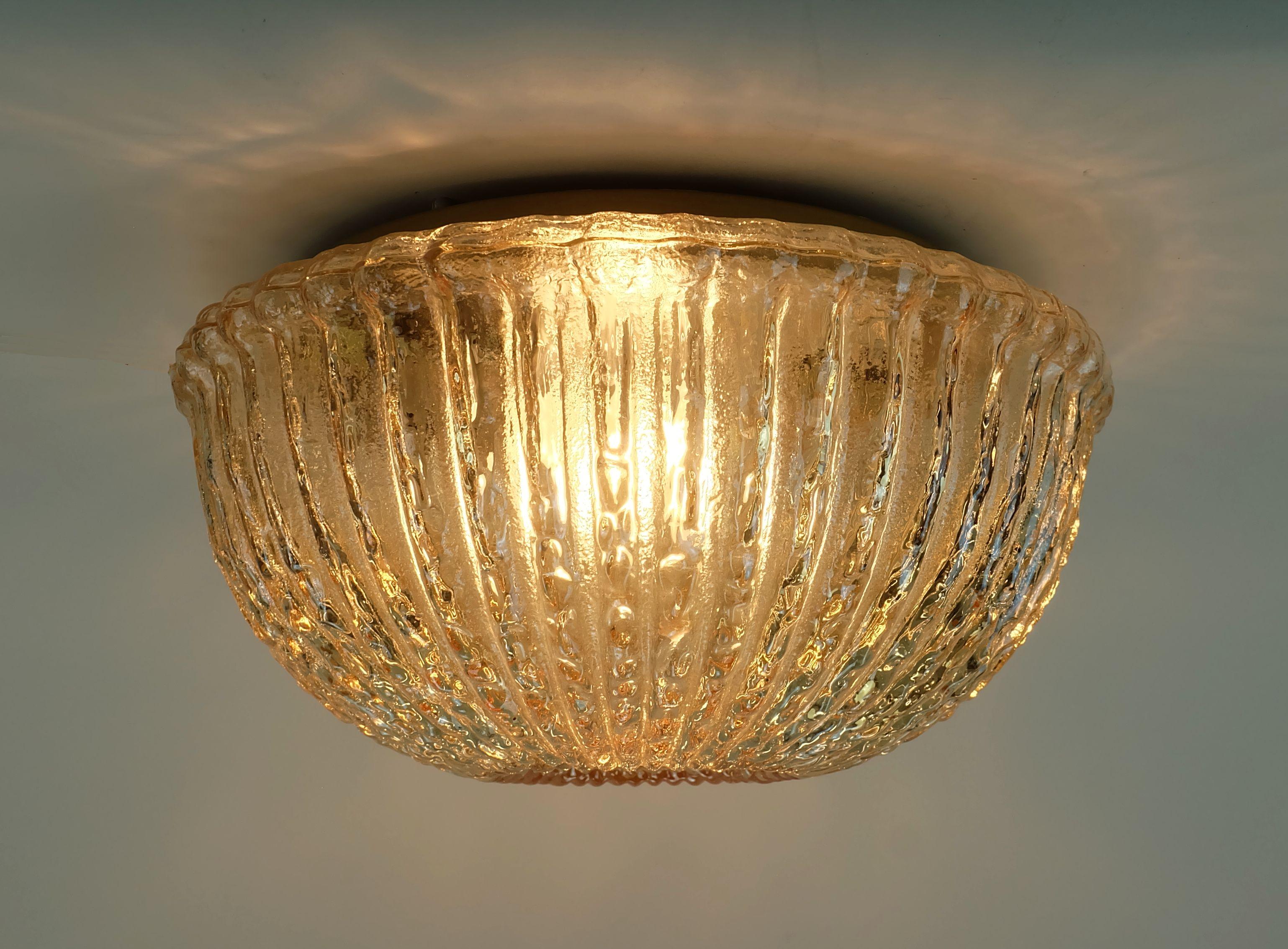LUCE A SOFFITTO Limburg modello A668 vetro ambrato strutturato anni '70 in vendita 3