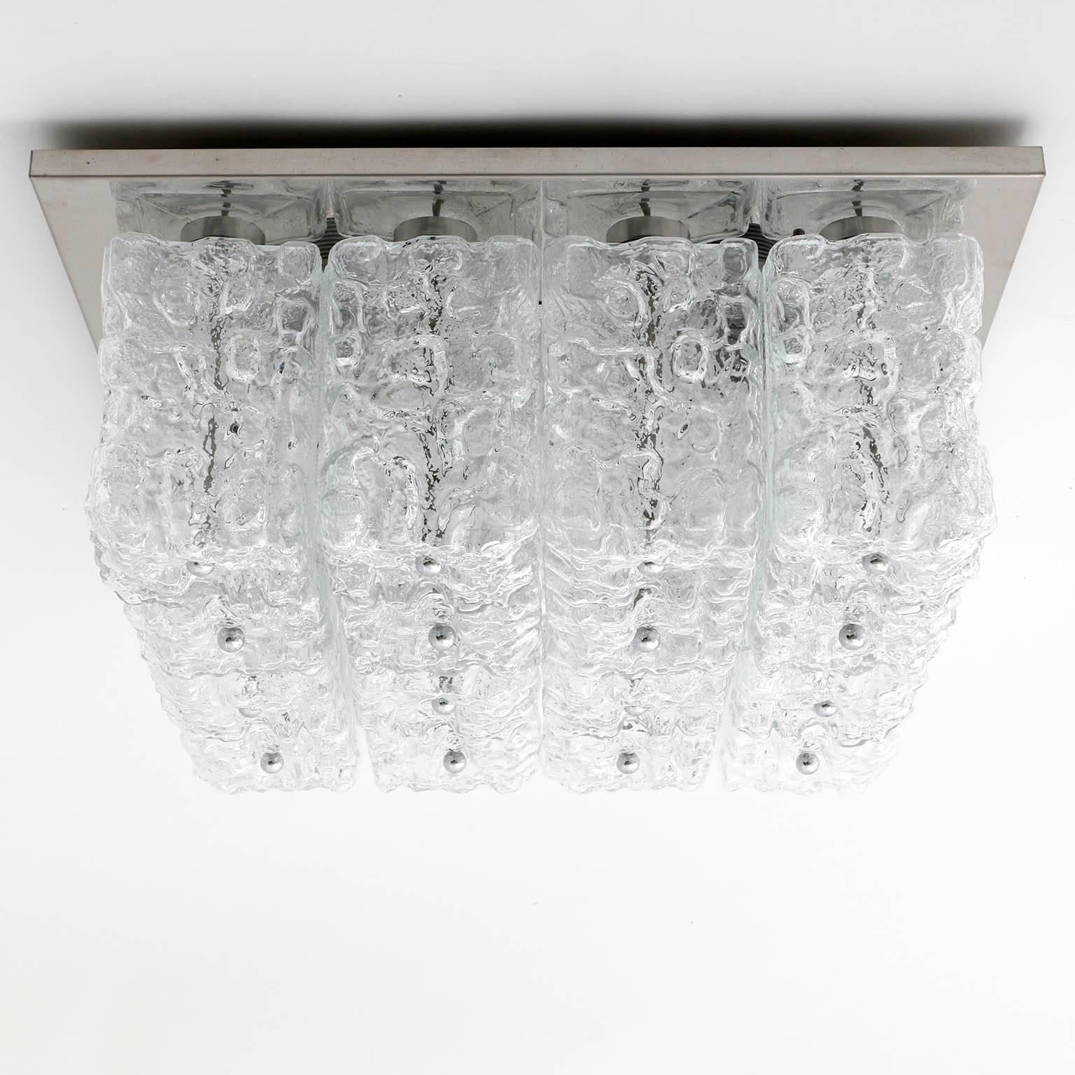 Eine massive und quadratische Leuchte von Glashütte Limburg, Deutschland, hergestellt in der Mitte des Jahrhunderts, um 1970 (Ende der 1960er oder Anfang der 1970er Jahre). Beschriftet mit Glashütte Limburg.
Eine polierte Chrom-Hardware und eine