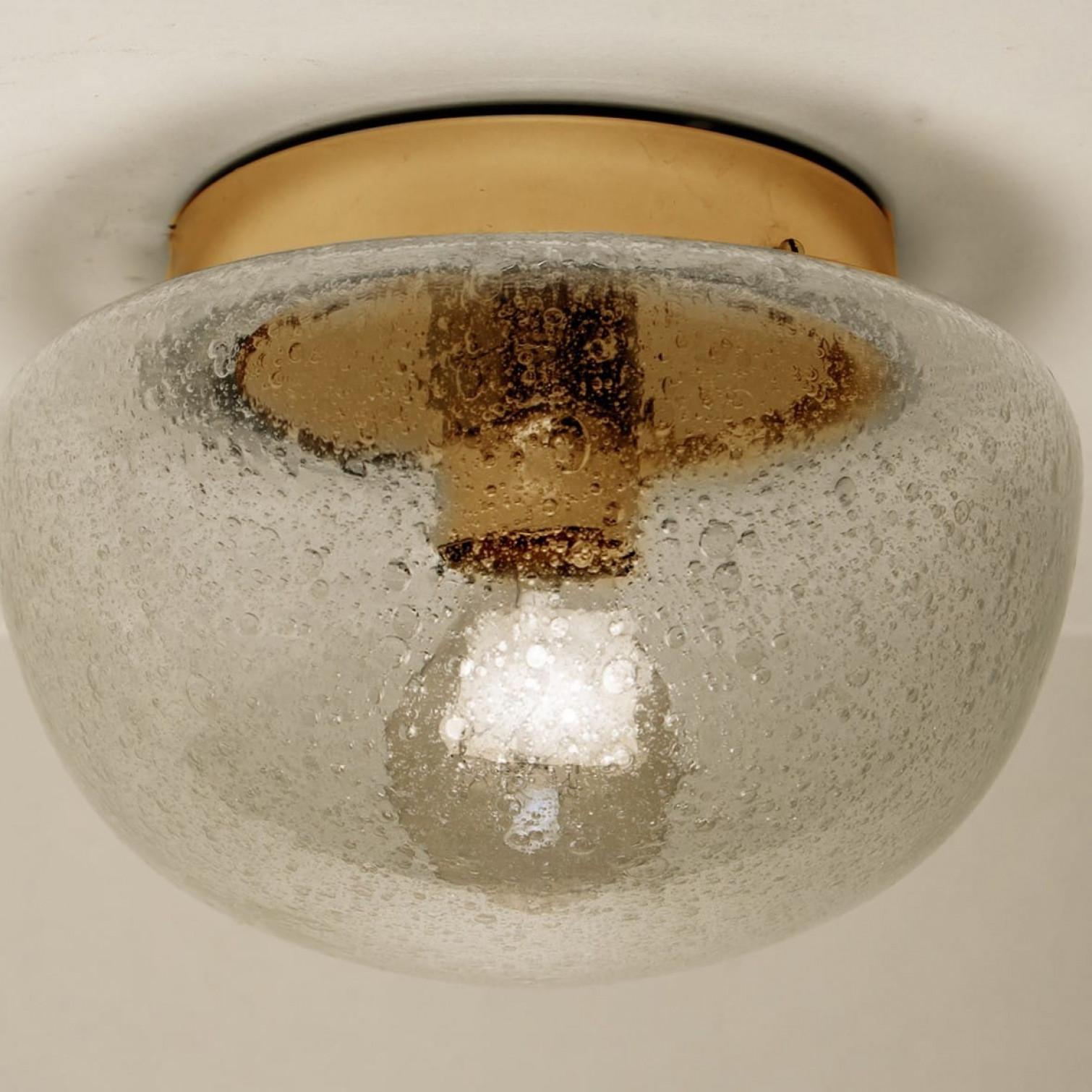 Une merveilleuse monture encastrée en forme de champignon, vers 1970, fabriquée par Glashütte Limburg, Allemagne.
Avec verre fumé soufflé à la main sur base en laiton. Illumine magnifiquement.
Peut être monté au plafond ou au mur.

Veuillez noter