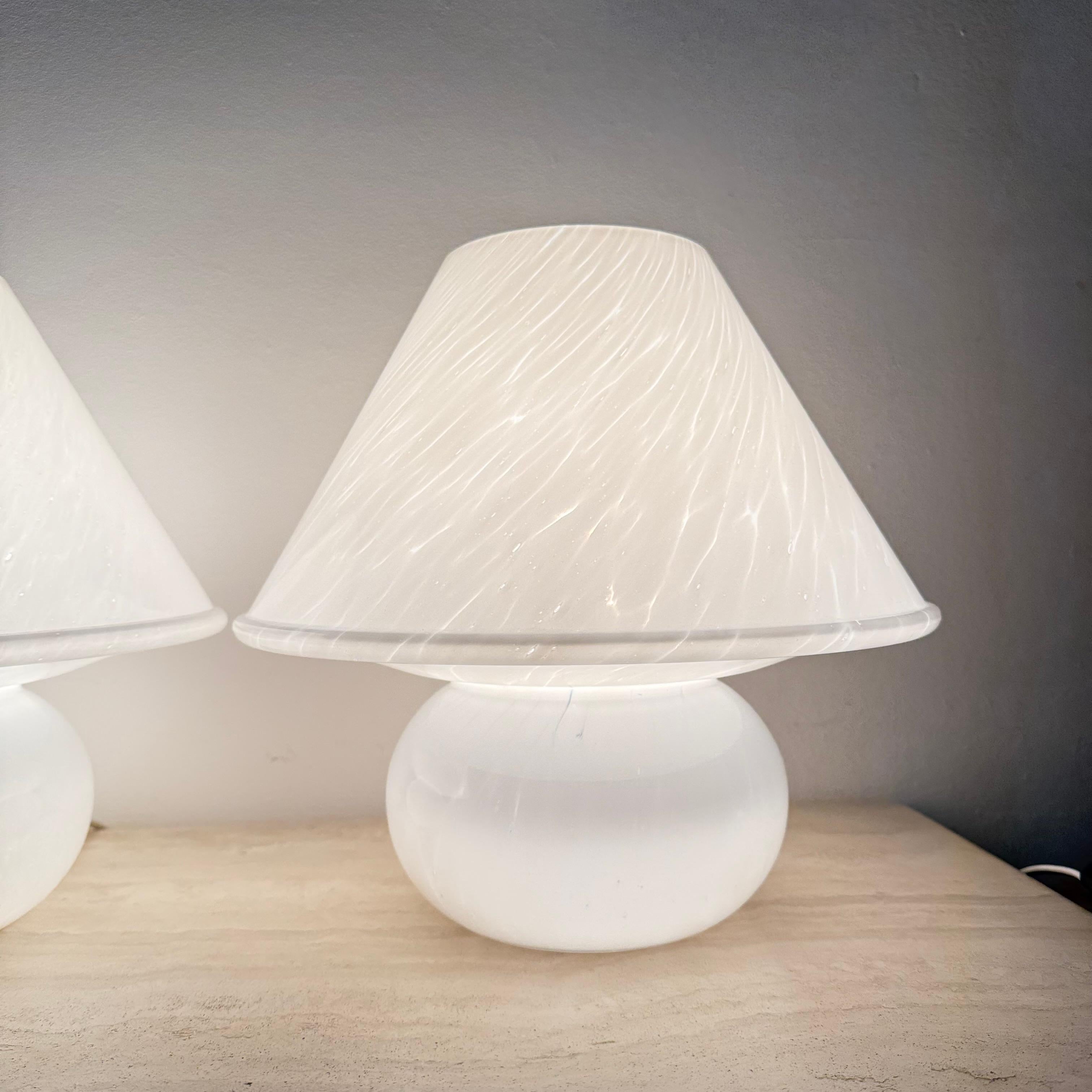 Lampe de table en verre Limburg Glashütte, 1970's Bon état - En vente à Delft, NL