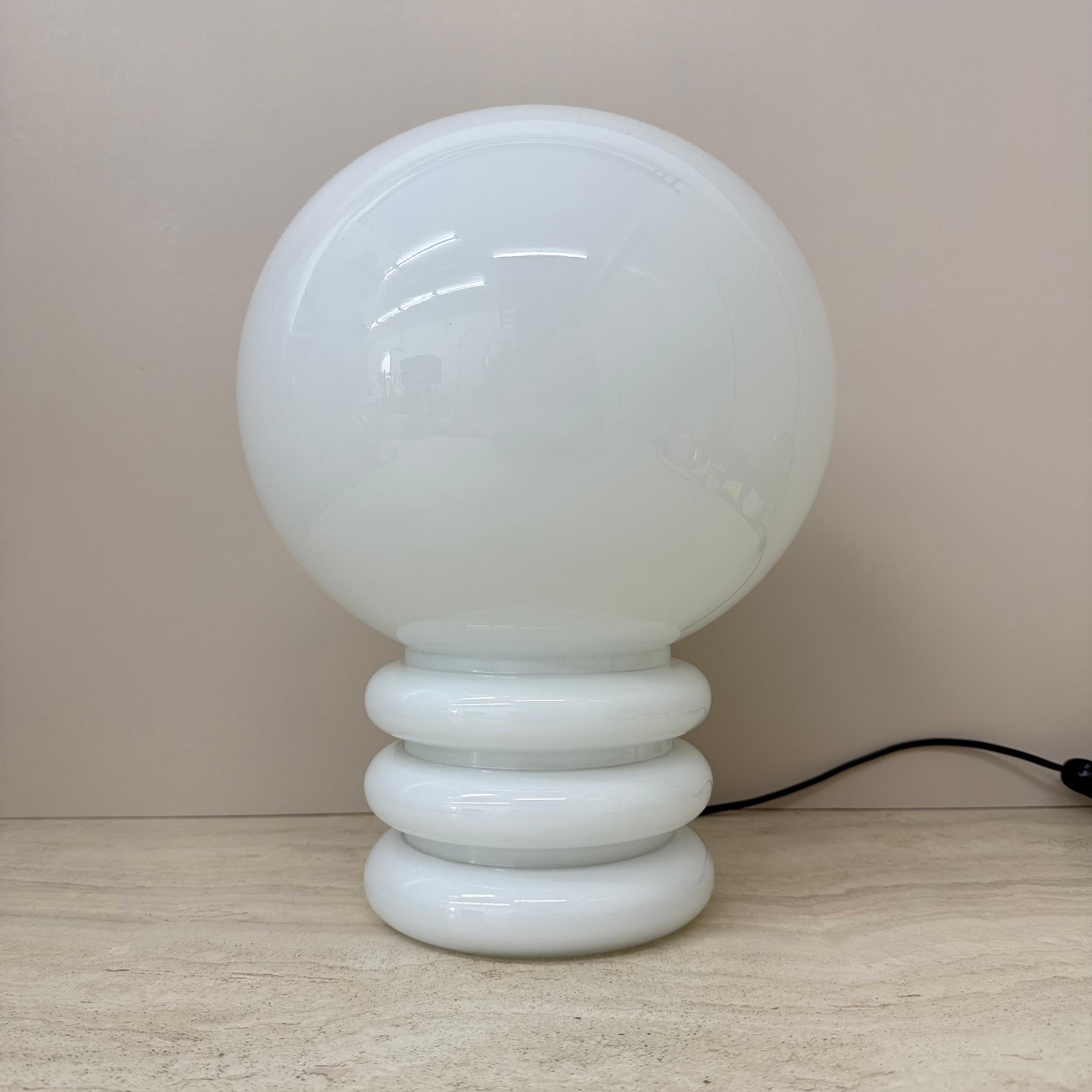 Lampe de table en verre au lait Glashütte Limburg , années 1970

