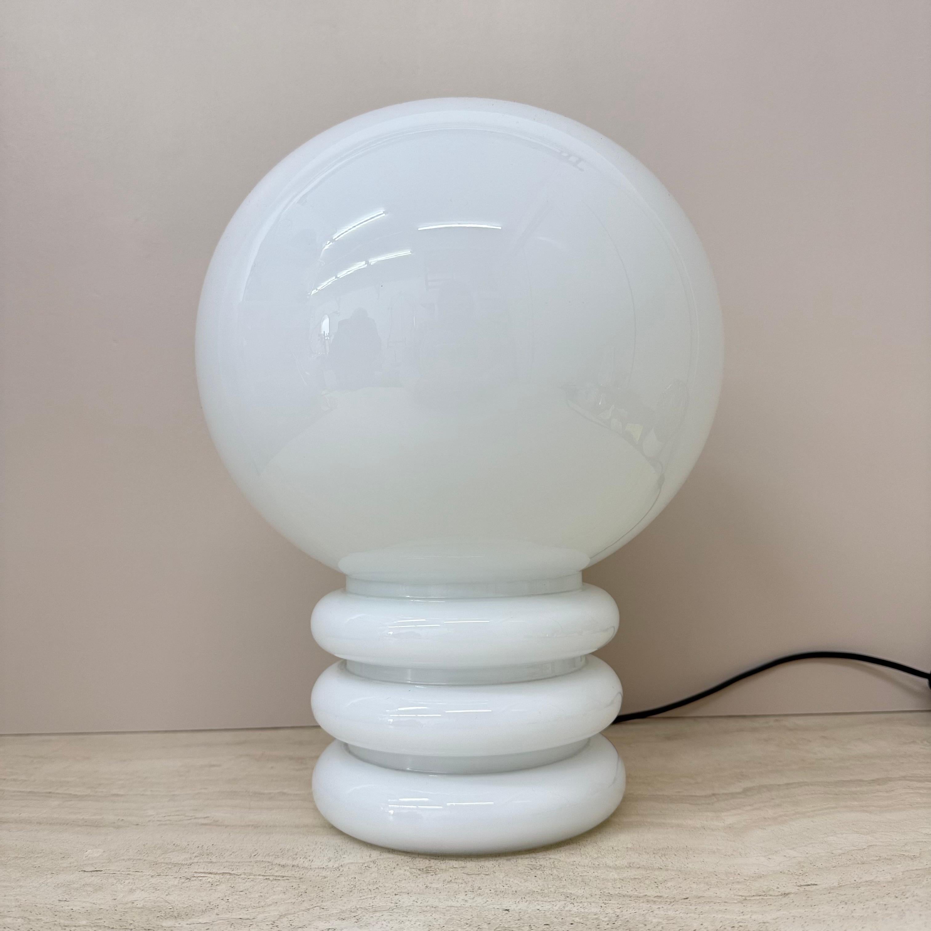 Allemand Lampe de table en verre au lait Glashütte Limburg , années 1970 en vente