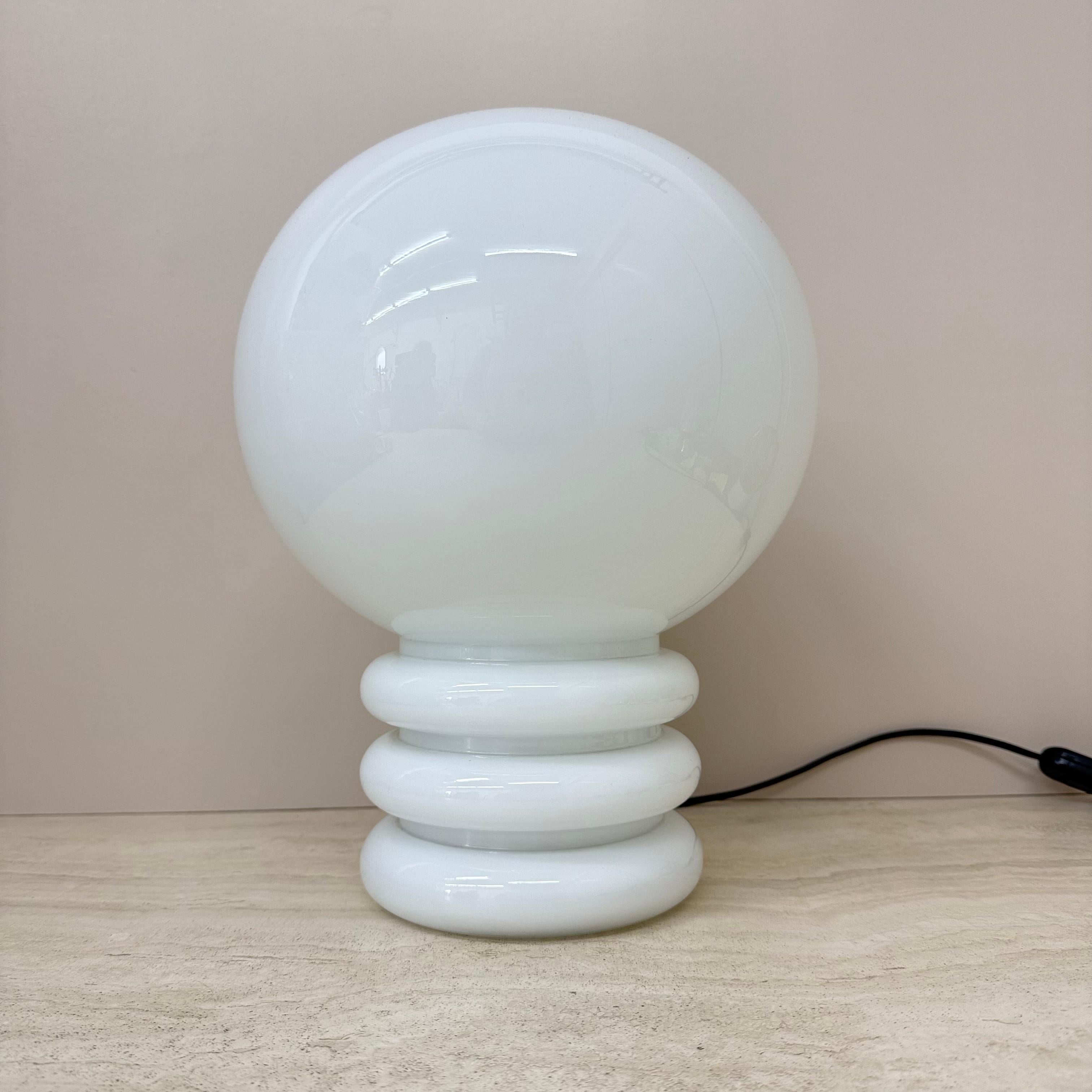 Lampe de table en verre au lait Glashütte Limburg , années 1970 Bon état - En vente à Delft, NL
