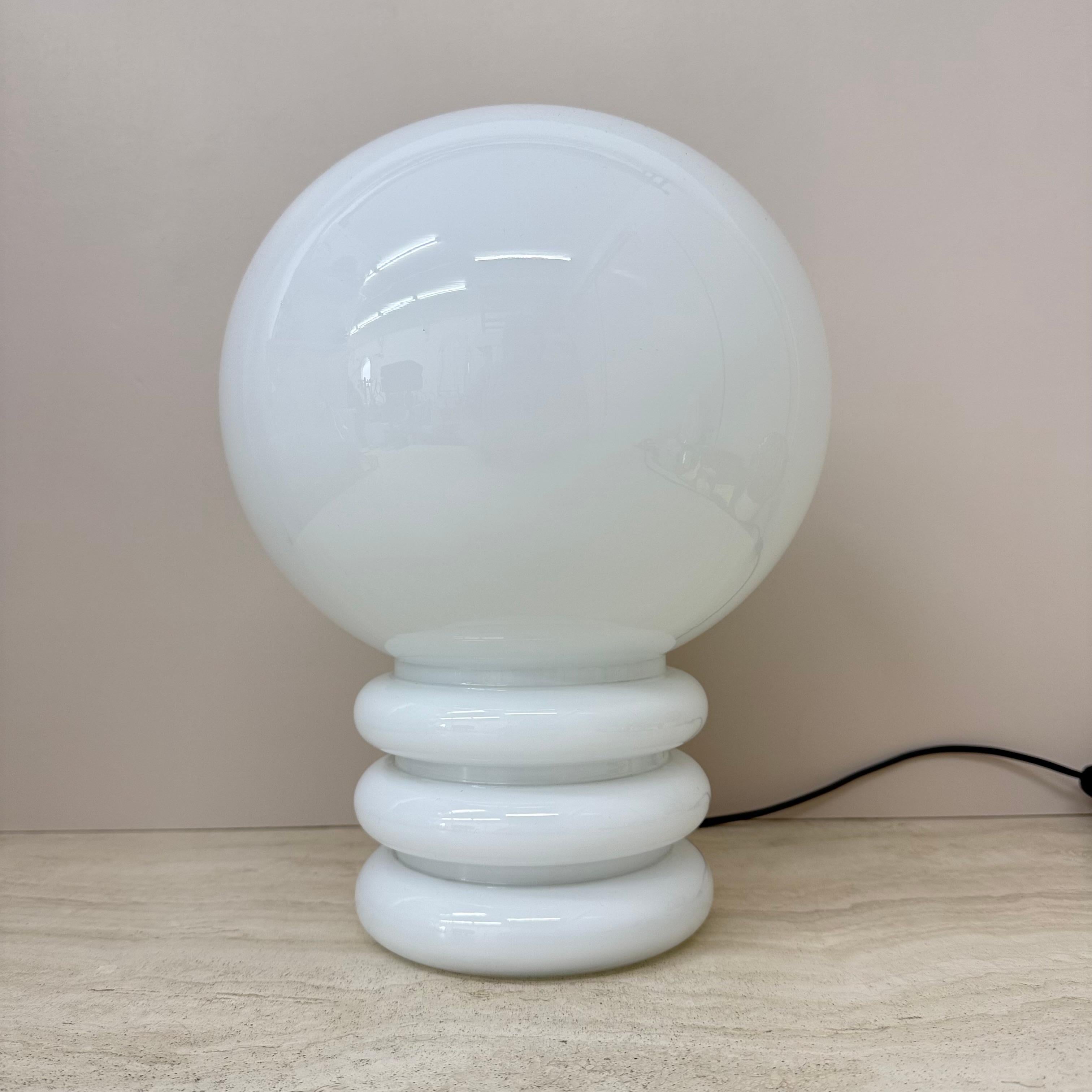 Verre Lampe de table en verre au lait Glashütte Limburg , années 1970 en vente