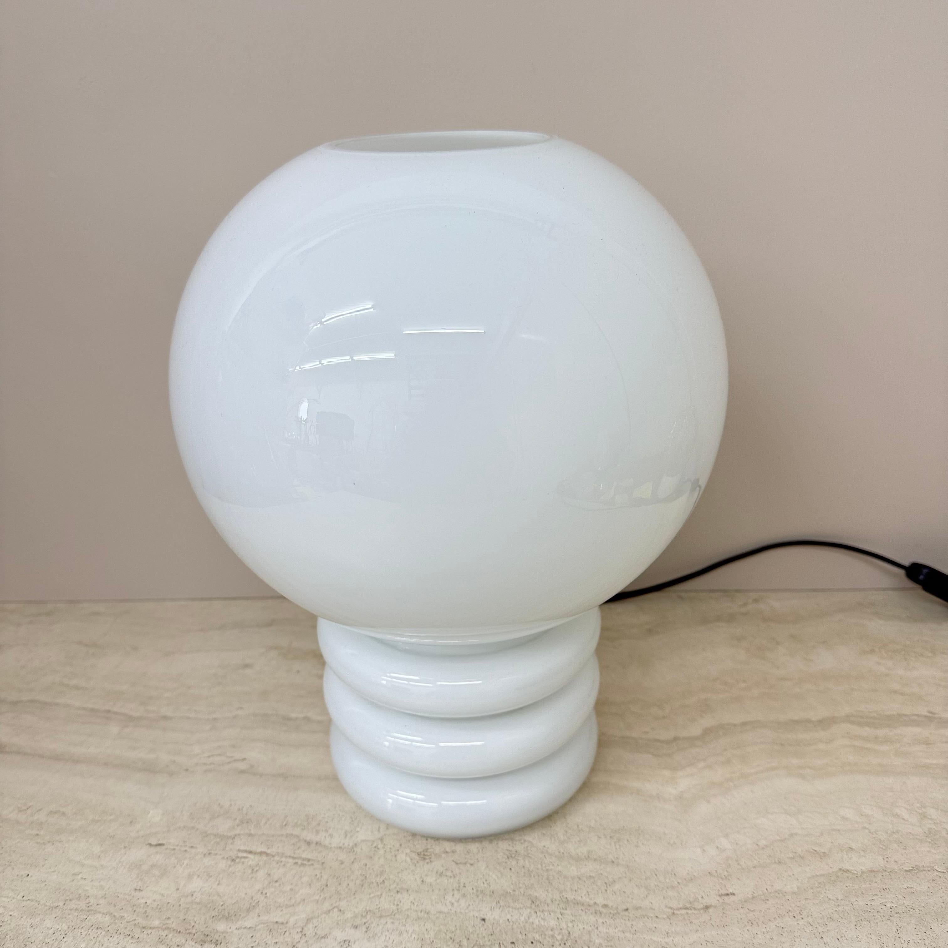 Lampe de table en verre au lait Glashütte Limburg , années 1970 en vente 1