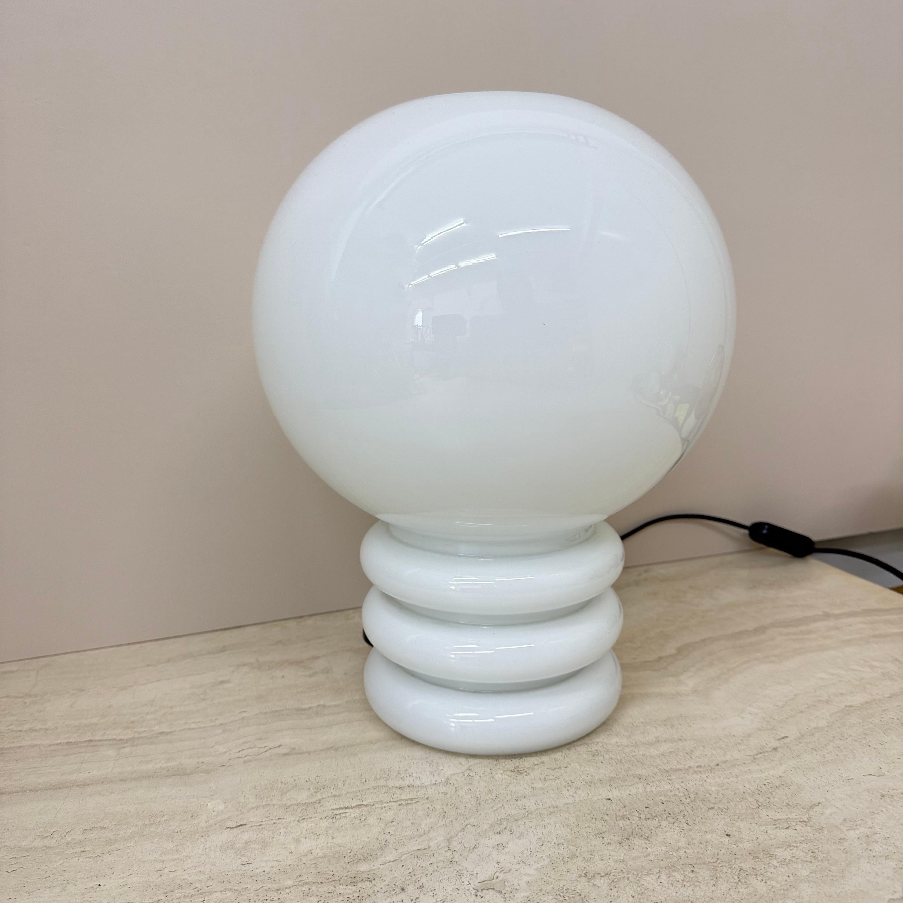 Lampe de table en verre au lait Glashütte Limburg , années 1970 en vente 2