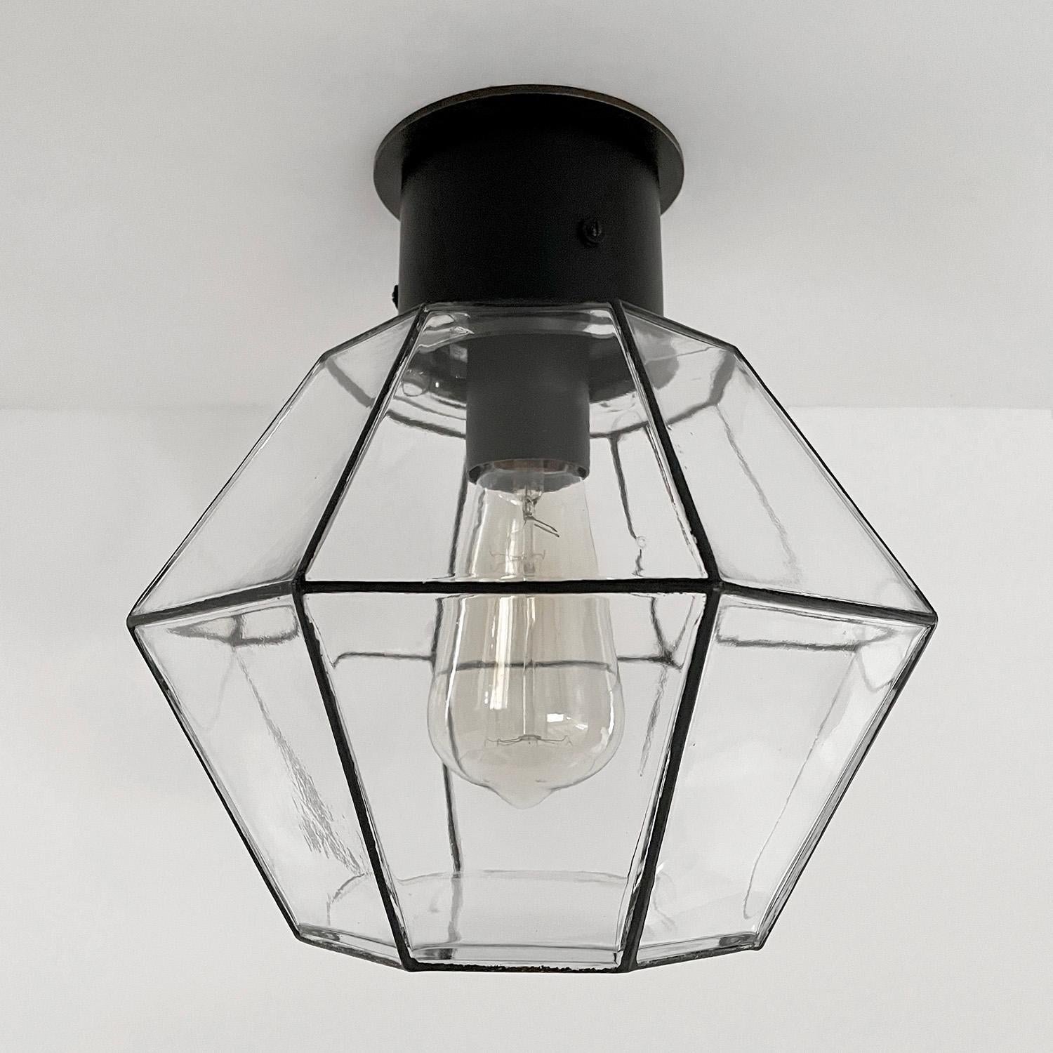Plafón de cristal y hierro Limburg
Alemania, hacia 1960
Cúpula de cristal octogonal acentuada por un marco de hierro multidimensional 
Ilumina maravillosamente la luz 
El tejadillo de hierro envejecido tiene ligeras marcas superficiales 
Pátina por