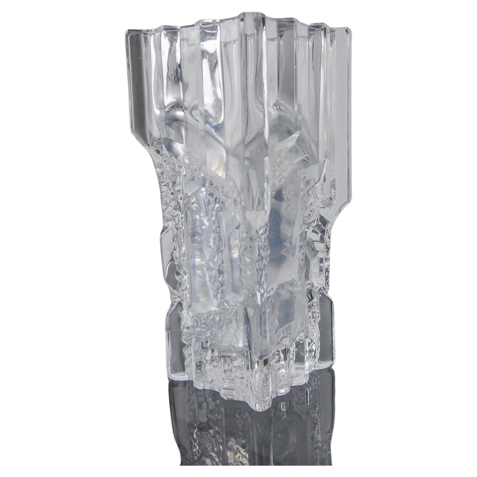 Magnífico jarrón blanco de efecto esmerilado diseñado y fabricado por Limburg en Alemania en la década de 1970. Vidrio artesanal que da la ilusión de un efecto de cubito de hielo. Magnífico objeto de colección y decoración. Muy buen estado sin