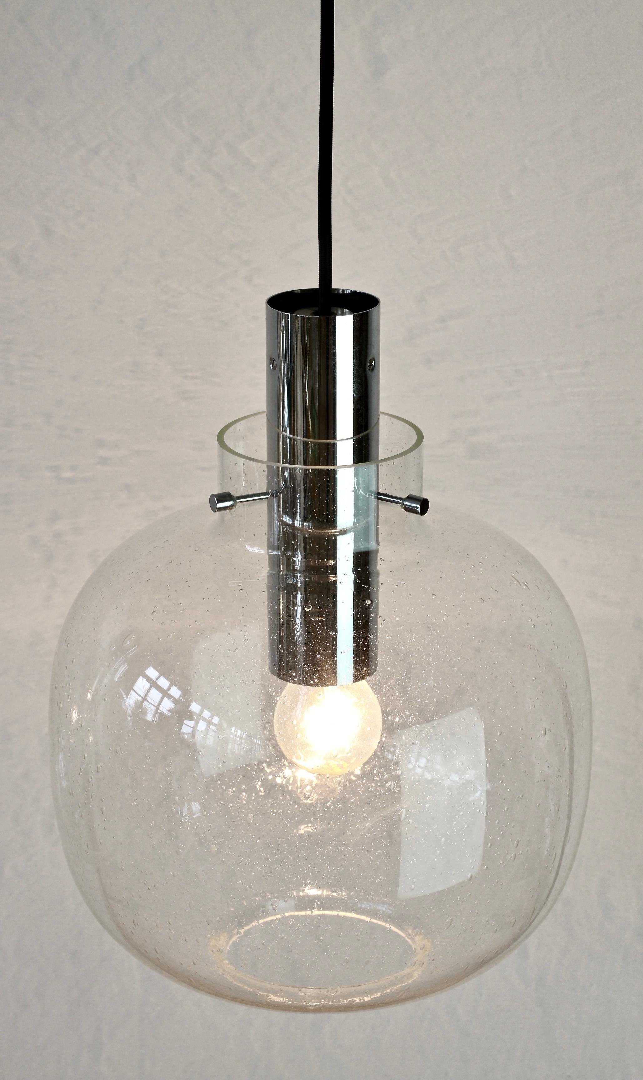 Paire de grandes lampes à suspension Limburg vintage en verre bullé transparent et chrome des années 1970 en vente 2