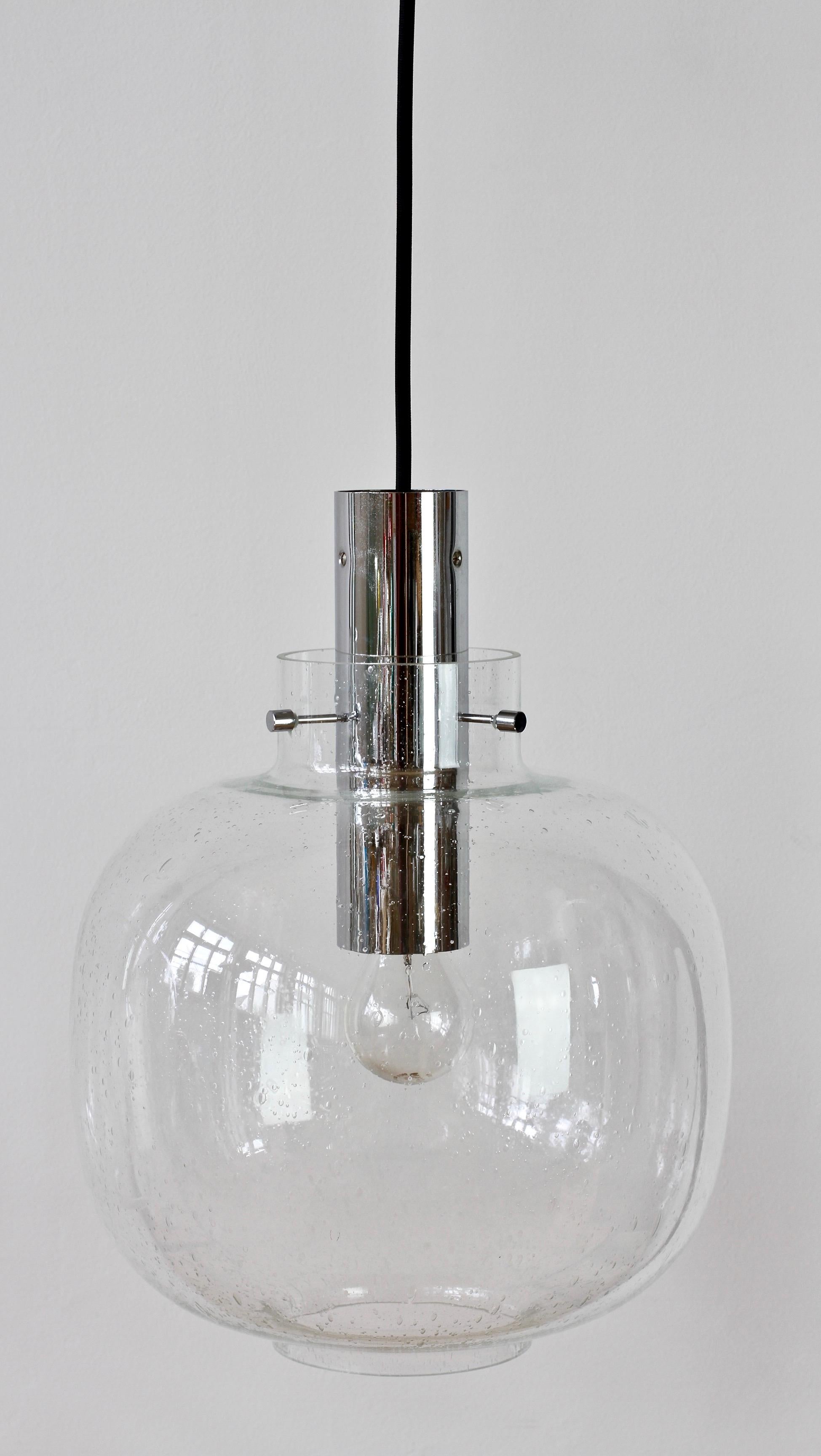 Paire de grandes lampes à suspension Limburg vintage en verre bullé transparent et chrome des années 1970 en vente 3