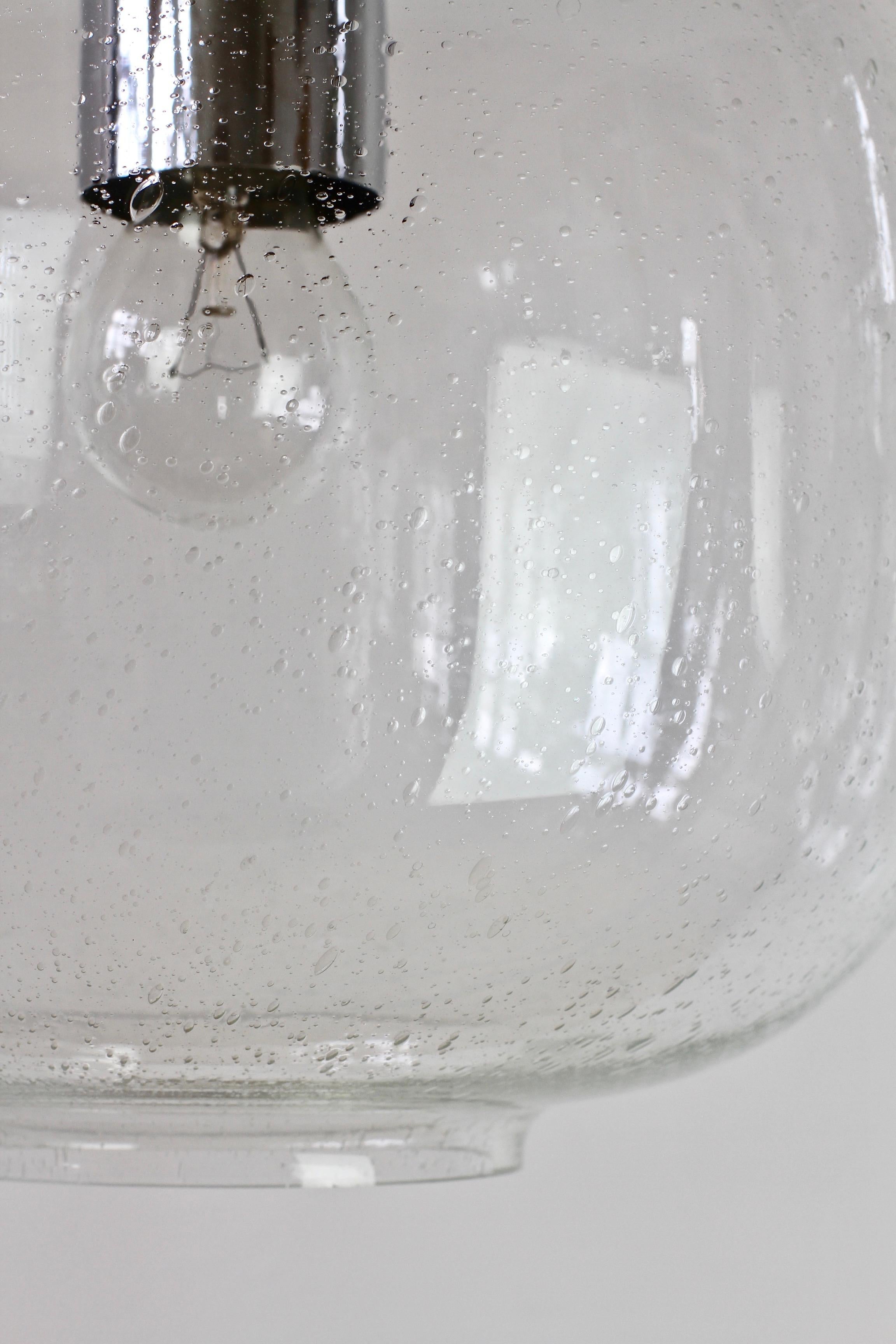 Paire de grandes lampes à suspension Limburg vintage en verre bullé transparent et chrome des années 1970 en vente 5