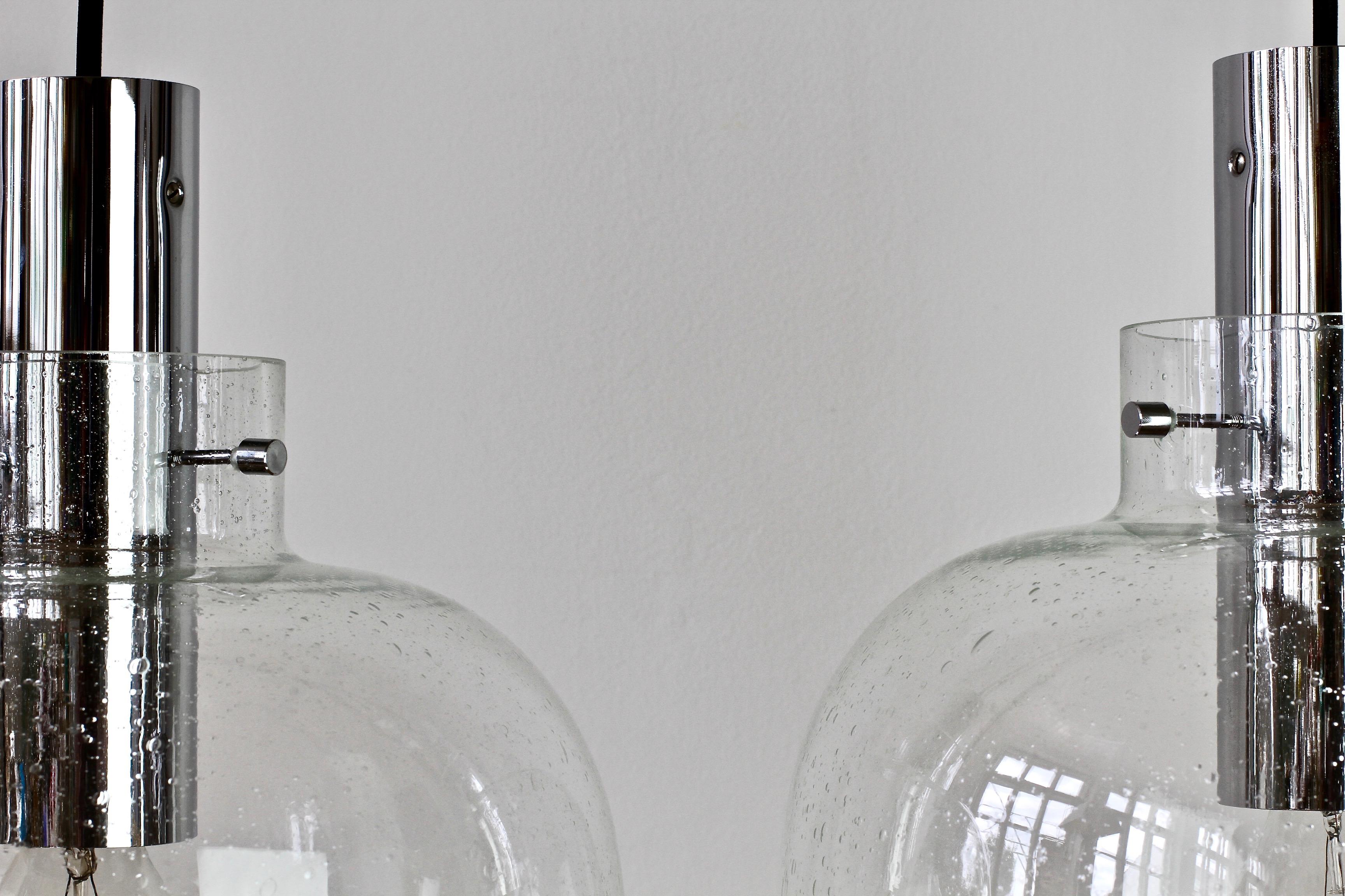 Paire de grandes lampes à suspension Limburg vintage en verre bullé transparent et chrome des années 1970 en vente 8