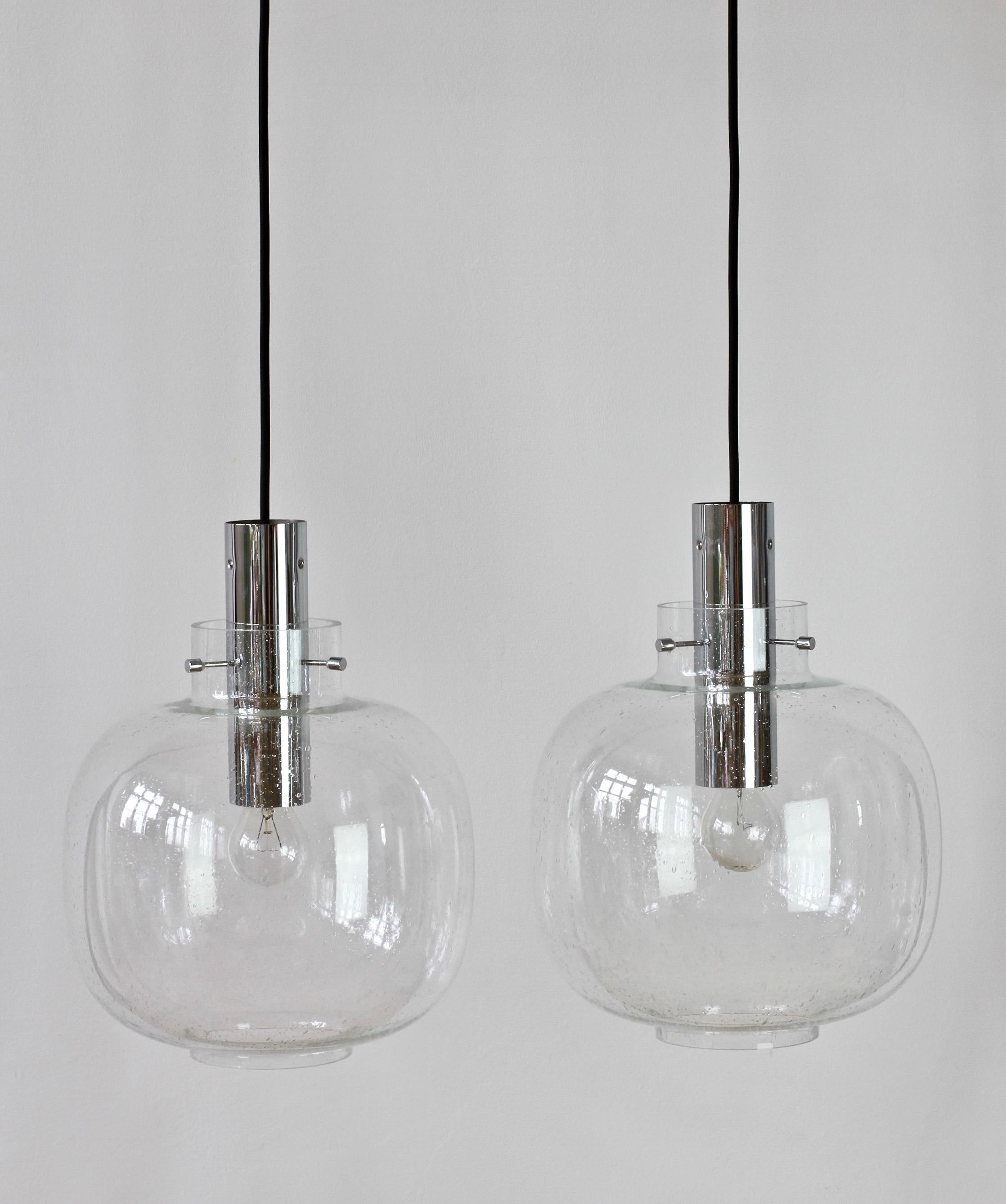 Mid-Century Modern Paire de grandes lampes à suspension Limburg vintage en verre bullé transparent et chrome des années 1970 en vente