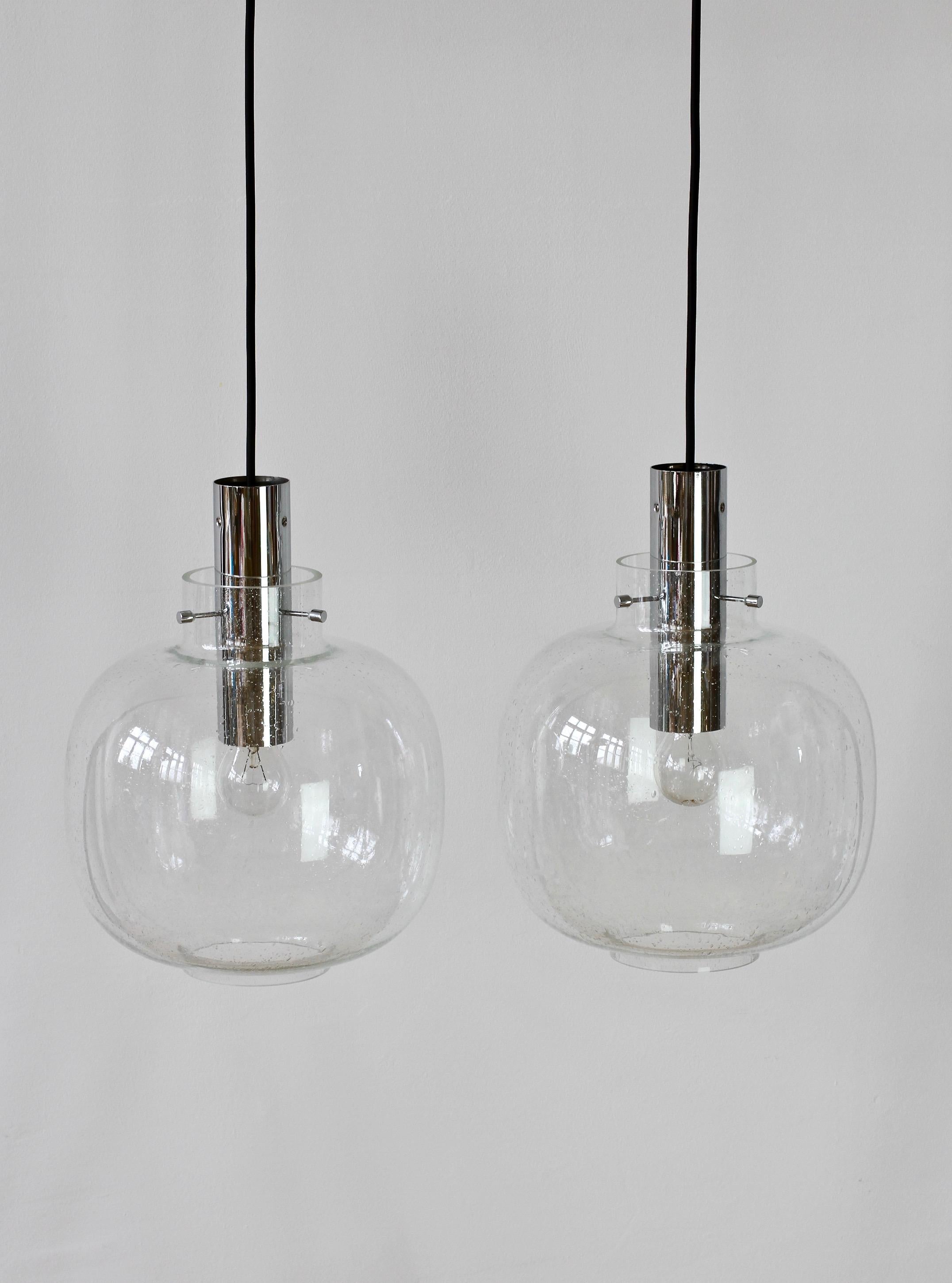 Allemand Paire de grandes lampes à suspension Limburg vintage en verre bullé transparent et chrome des années 1970 en vente