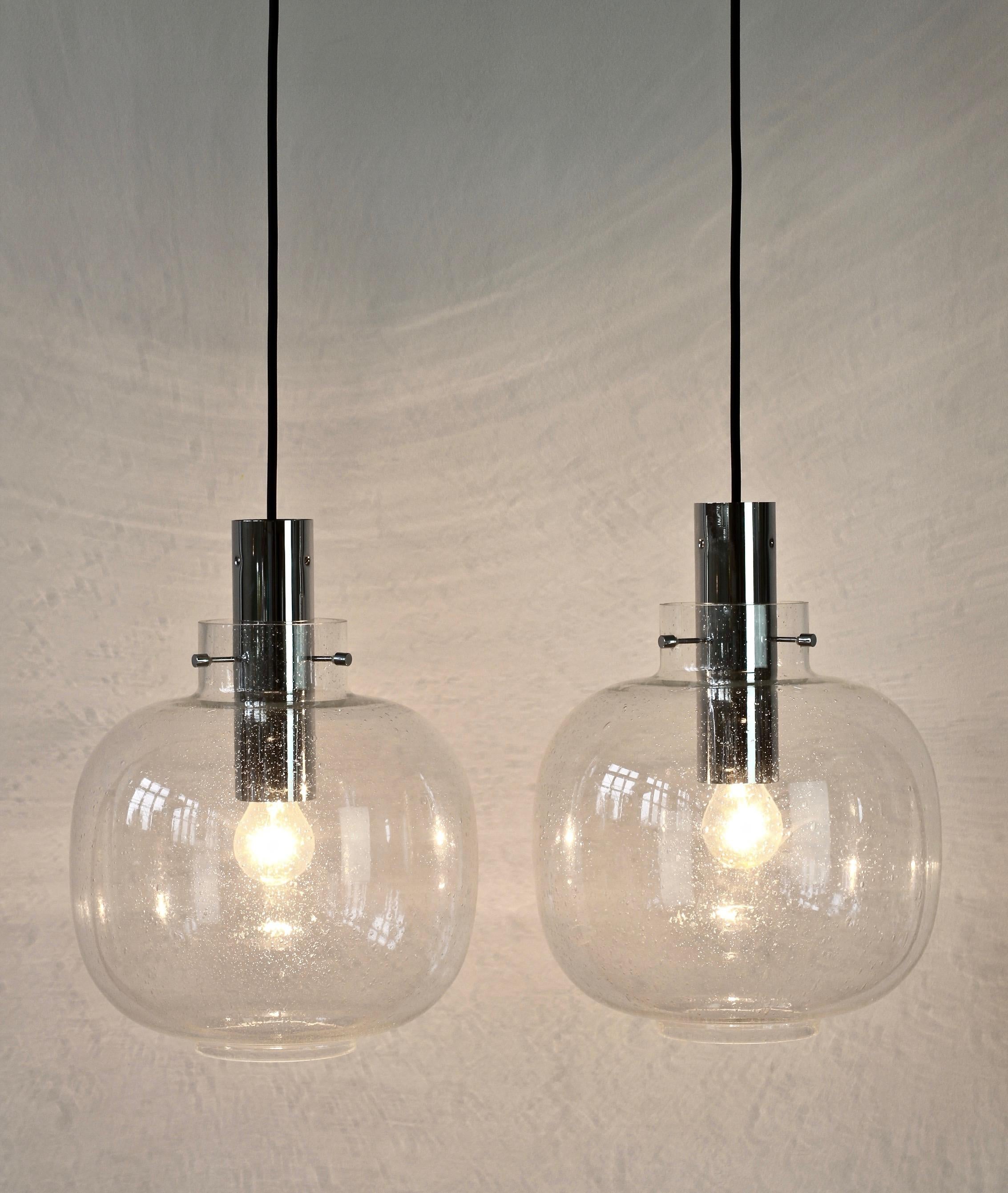 20ième siècle Paire de grandes lampes à suspension Limburg vintage en verre bullé transparent et chrome des années 1970 en vente
