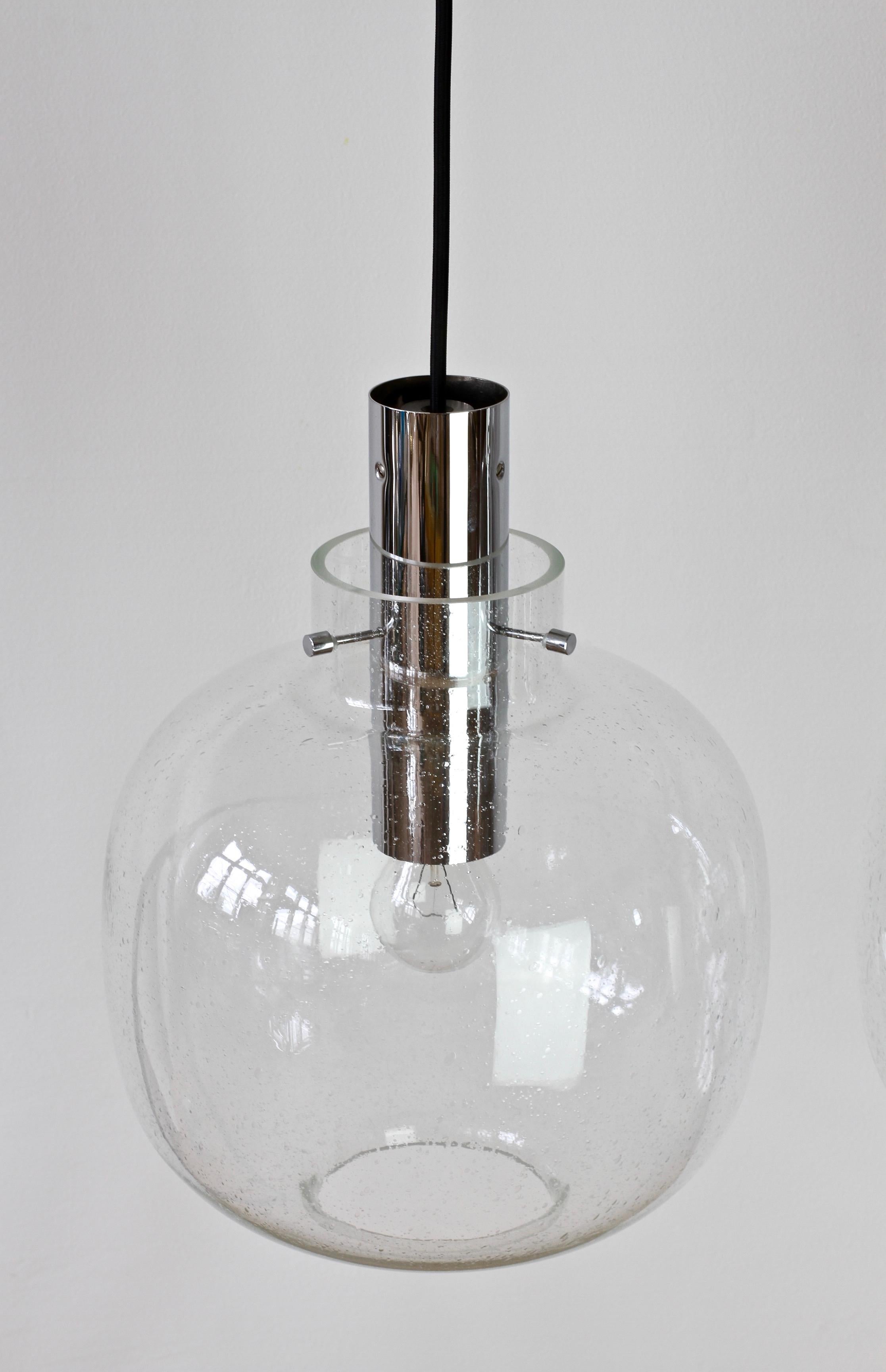 Paire de grandes lampes à suspension Limburg vintage en verre bullé transparent et chrome des années 1970 en vente 1