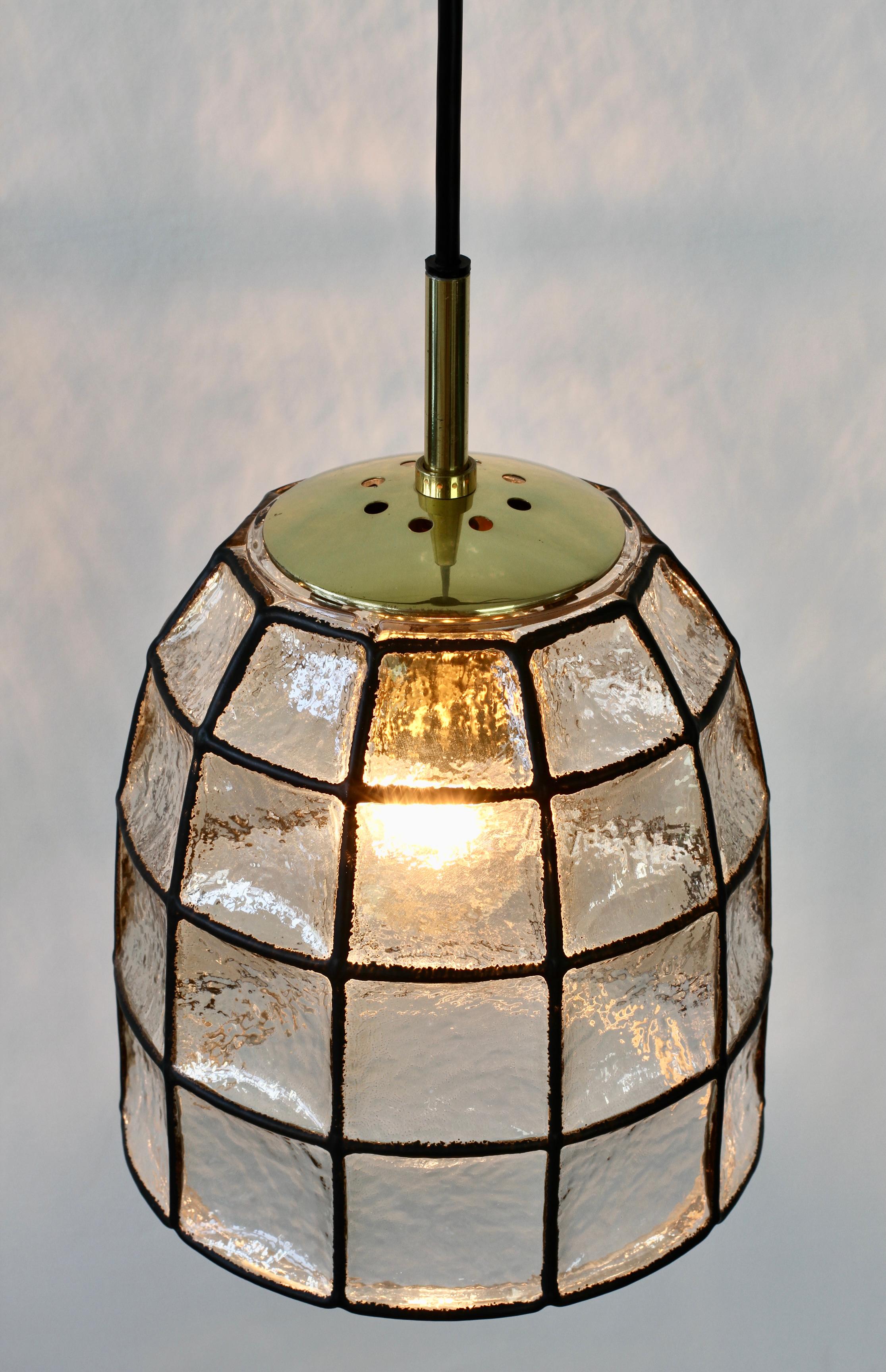 Mid-Century Modern Lampe à suspension/lampe à cloche Limburg en verre et laiton, années 1960 en vente