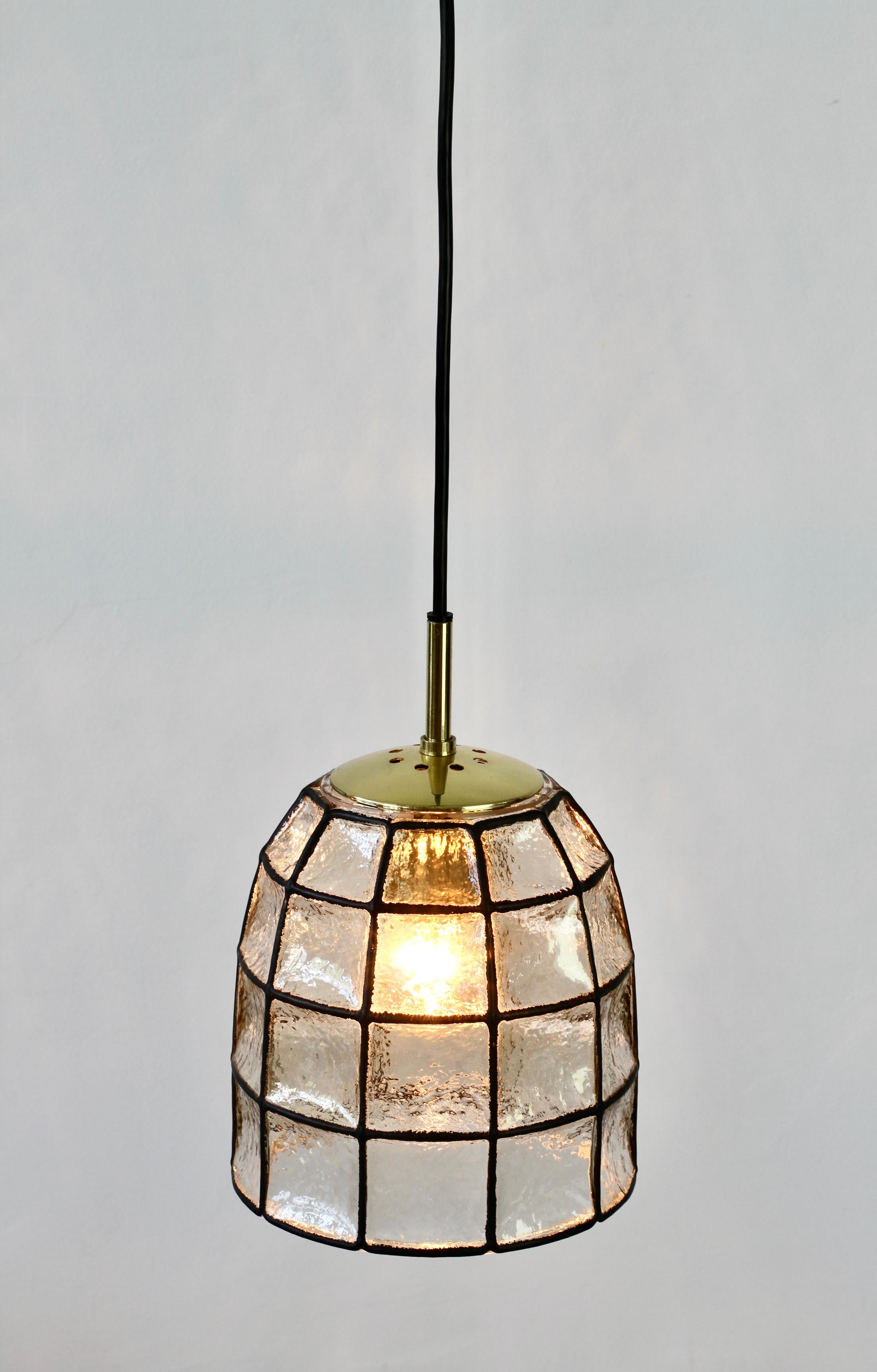 Allemand Lampe à suspension/lampe à cloche Limburg en verre et laiton, années 1960 en vente