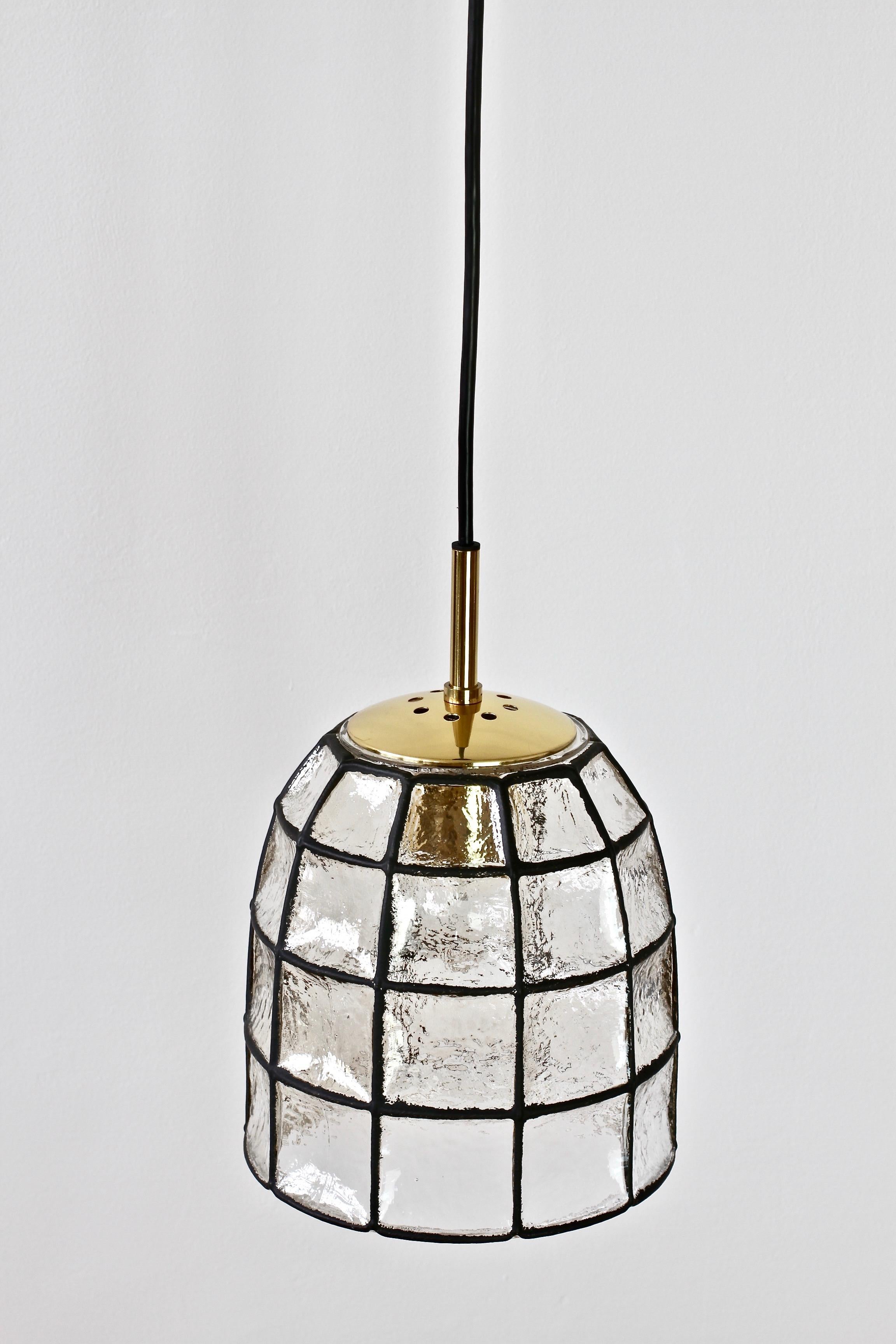 Limburg Glockenleuchte aus klarem Glas und Messing aus der Jahrhundertmitte / Lampe, 1960er Jahre (Geformt) im Angebot