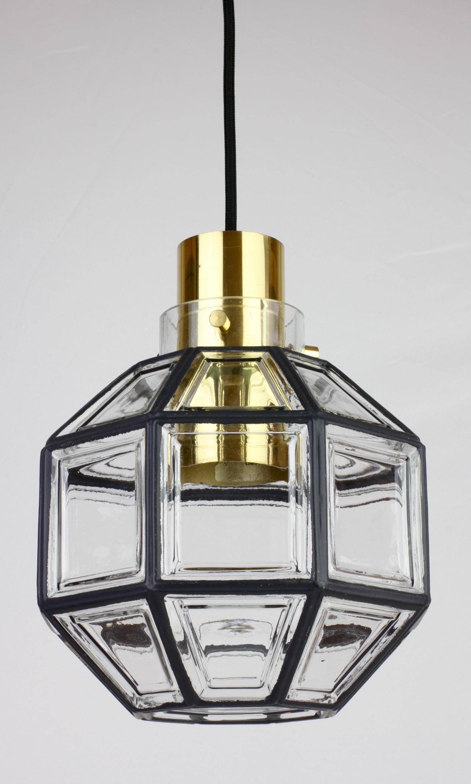 L'une des quatre lampes suspendues de forme octogonale et à multiples facettes en verre clair et en laiton poli du milieu du siècle dernier, magnifiquement conçues et fabriquées. Ces grandes lampes minimalistes de style Art déco contemporain et de