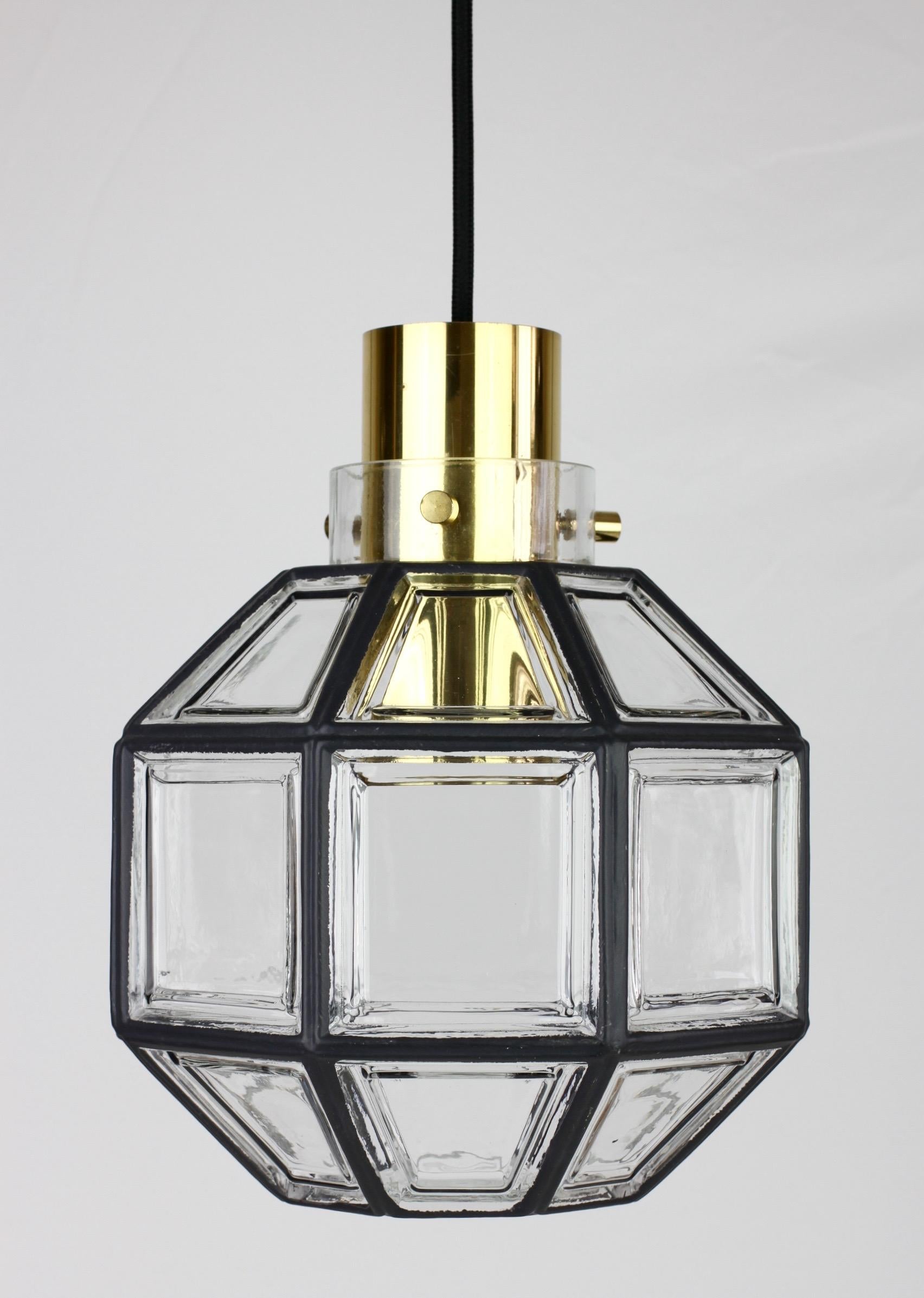 Mid-Century Modern Une des quatre lampes à suspension minimalistes vintage en fer, laiton et verre du Limbourg, années 1960 en vente