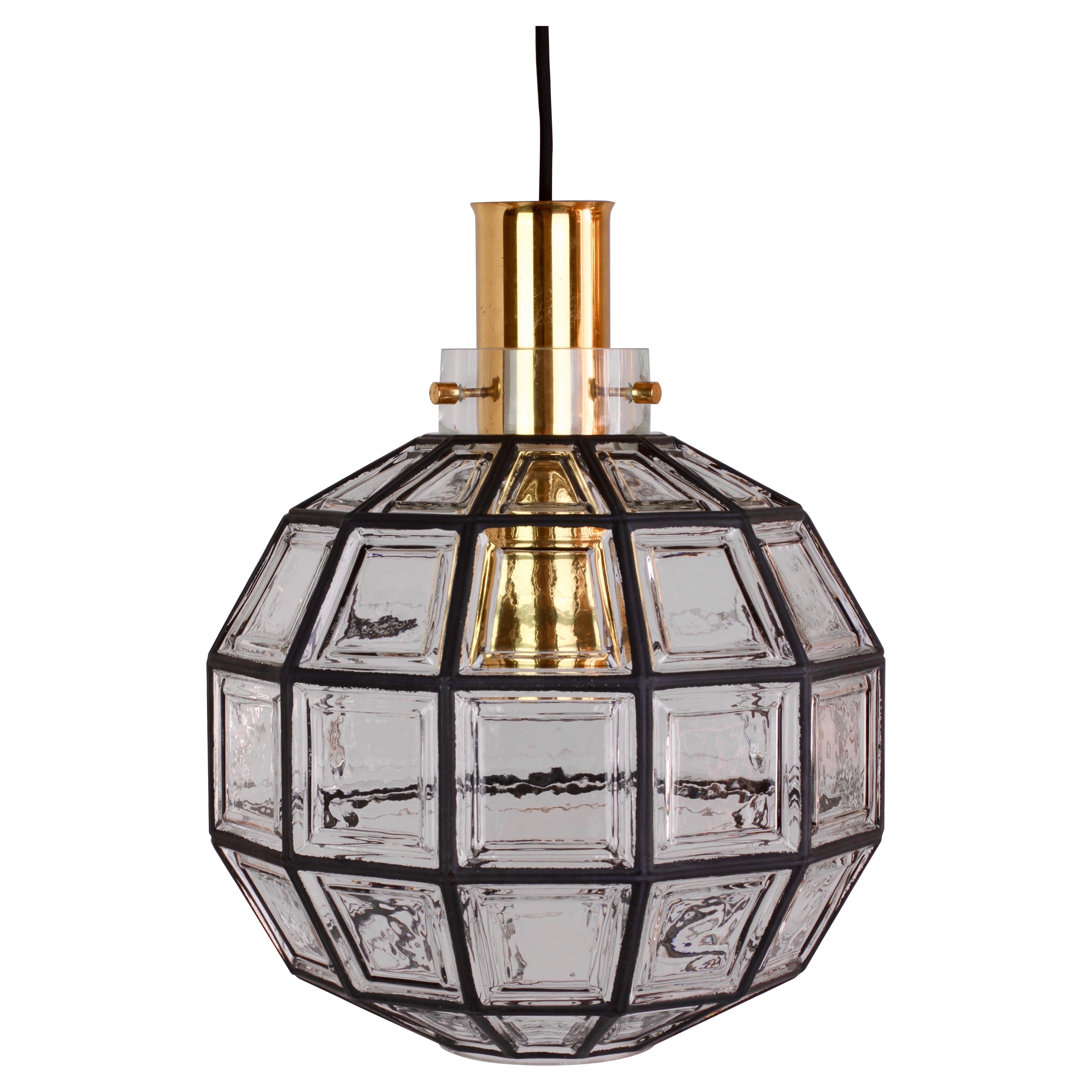 Limburgo Una de las tres grandes lámparas colgantes redondas de latón y cristal transparente C.1965