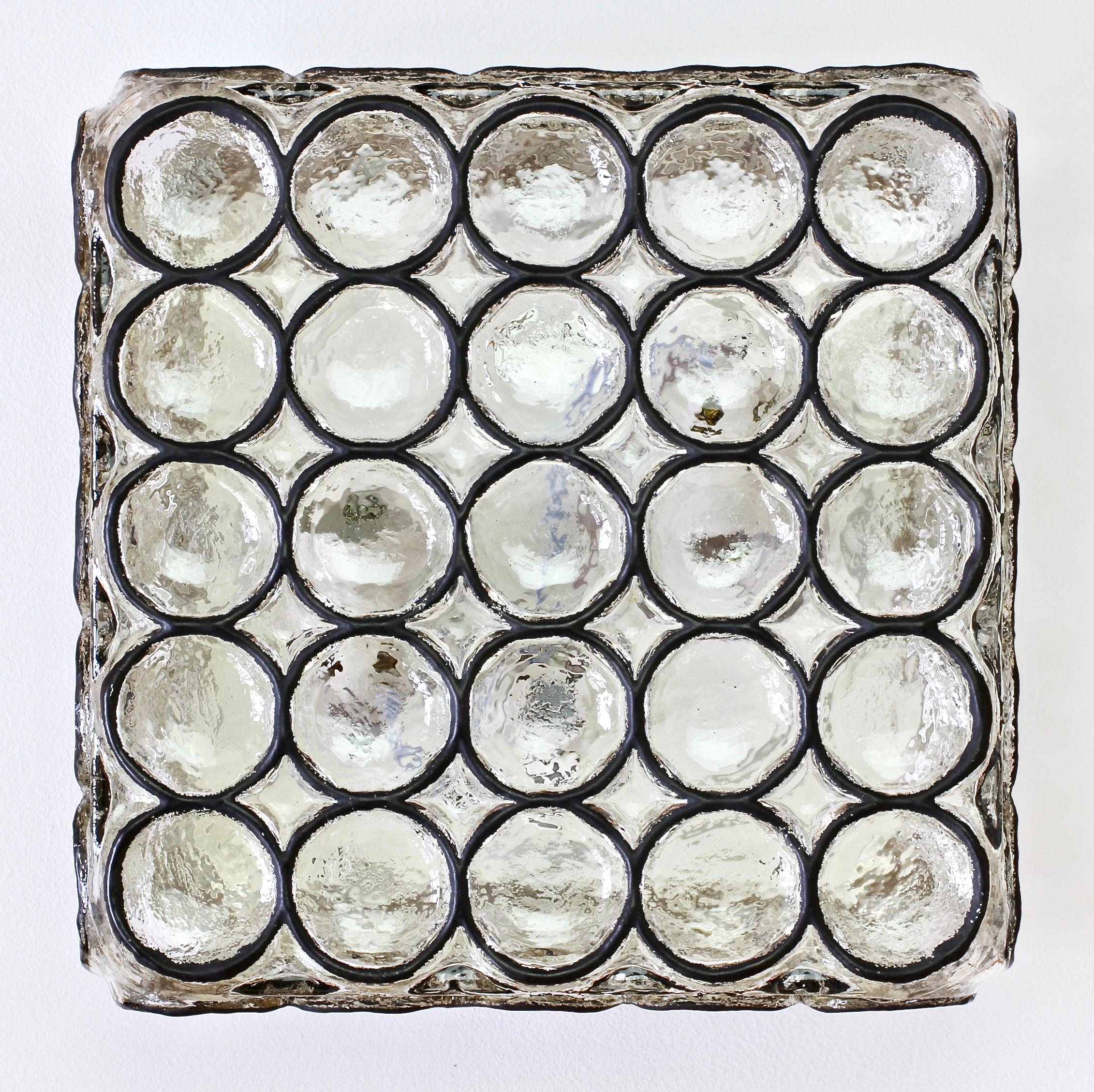 Seltene Gelegenheit, ein Paar von insgesamt 6 Paaren großer quadratischer Mid-Century-Eisenringe und Glasleuchten von Glashütte Limburg, Deutschland, ca. 1965, zu erwerben. Sie besteht aus dickem, mundgeblasenem Glas mit gewölbten, runden