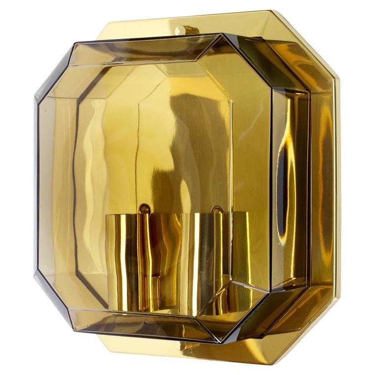Paire d'étonnantes et élégantes appliques à double douille de l'emblématique fabricant allemand Glashütte Limburg, circa 1975-1985. Il s'agit d'un élément géométrique en verre fumé ou teinté soufflé à la bouche, avec des boîtiers ou des montures en