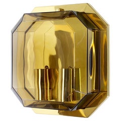 Limburg Zwei geometrische Wandleuchten aus geräuchertem Topasglas und Messing, 1980er Jahre