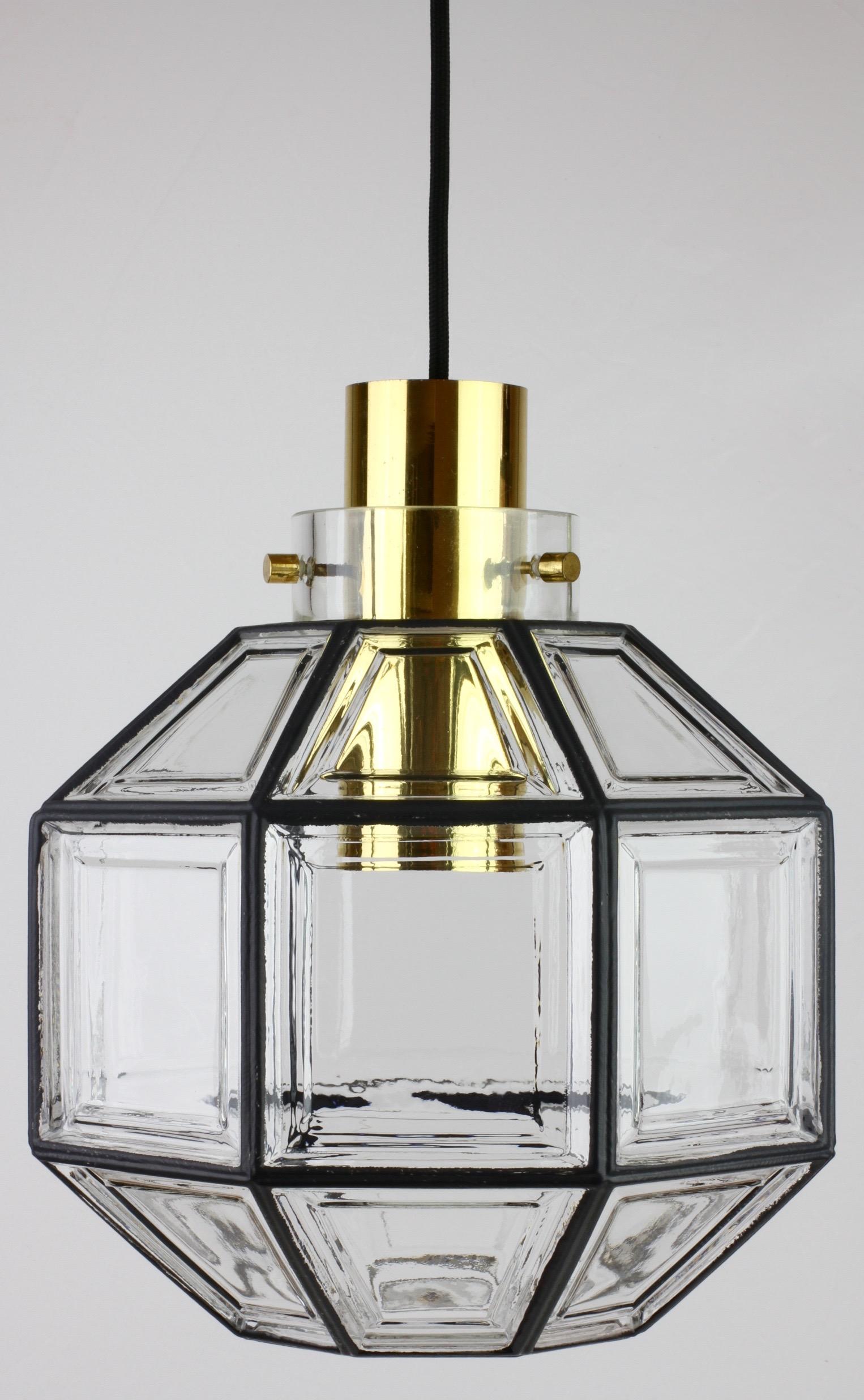 Ensemble de cinq lampes suspendues de style Mid-Century en verre transparent et laiton, de forme octogonale et à multiples facettes, magnifiquement conçues et fabriquées. Ces grands luminaires minimalistes, de style Art déco contemporain et