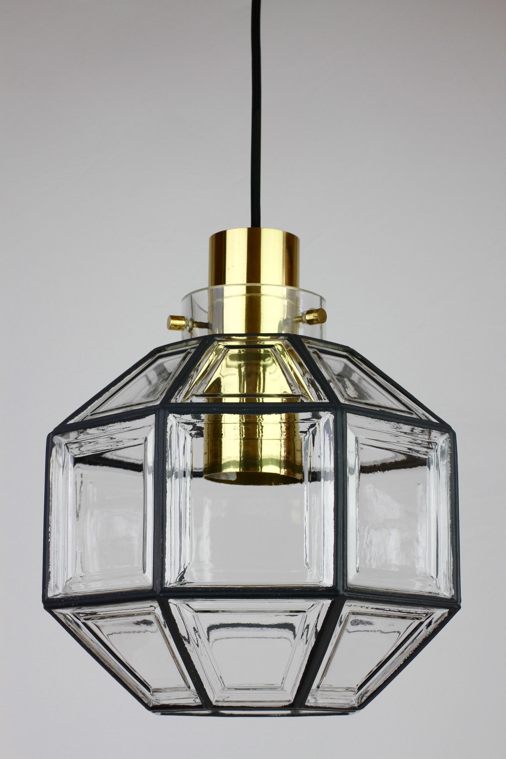 Mid-Century Modern Ensemble de cinq grandes lampes à suspension minimalistes vintage Limburg en fer et verre, années 1960 en vente