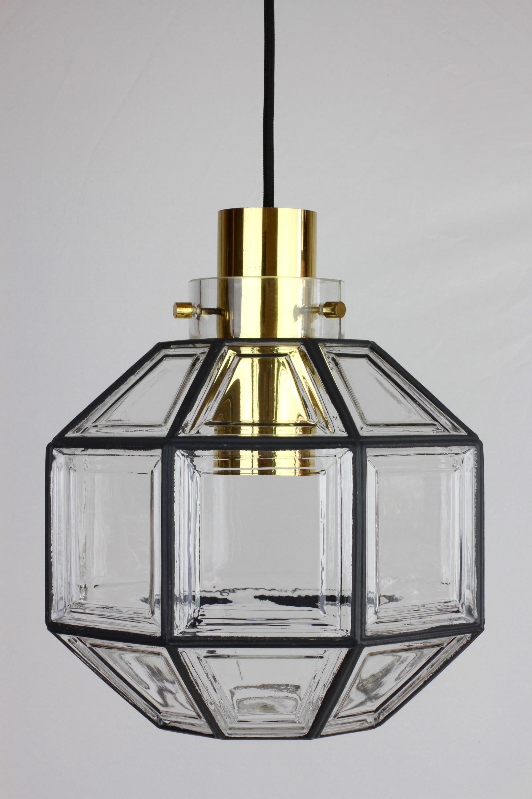 Allemand Ensemble de cinq grandes lampes à suspension minimalistes vintage Limburg en fer et verre, années 1960 en vente