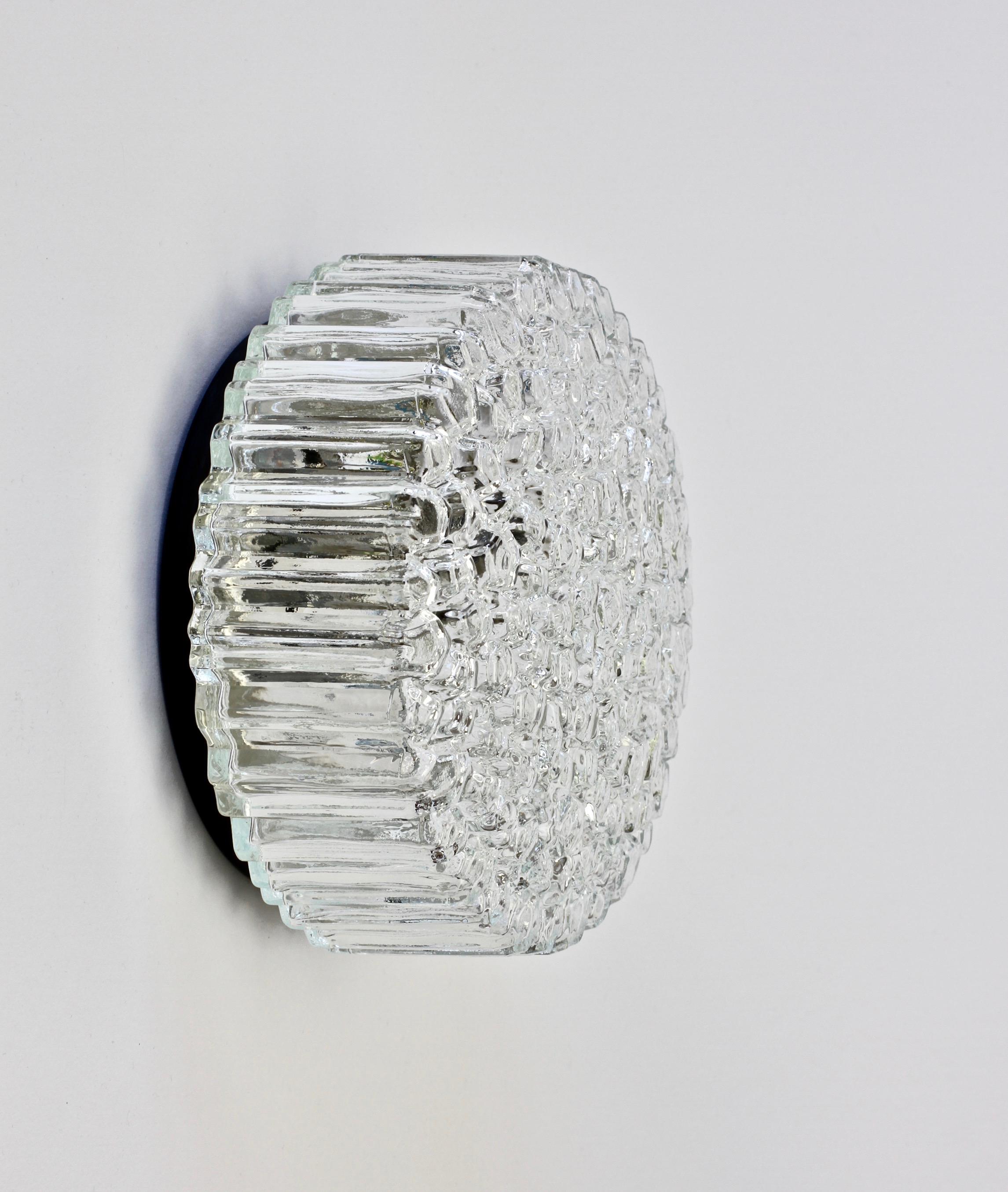 Limburg Vintage 1970s Textured Clear Glass 'Ice Crystals' Flush Mount Wall Light In Good Condition In Landau an der Isar, Bayern